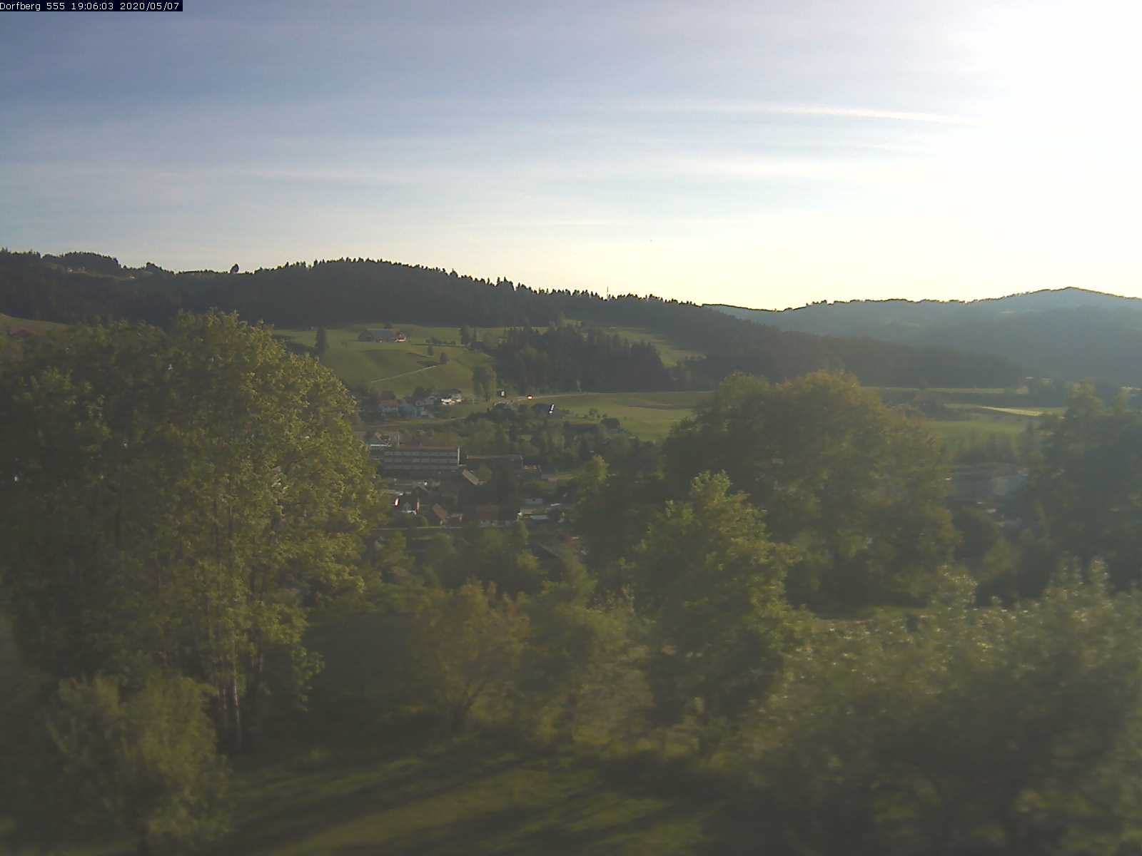 Webcam-Bild: Aussicht vom Dorfberg in Langnau 20200507-190601