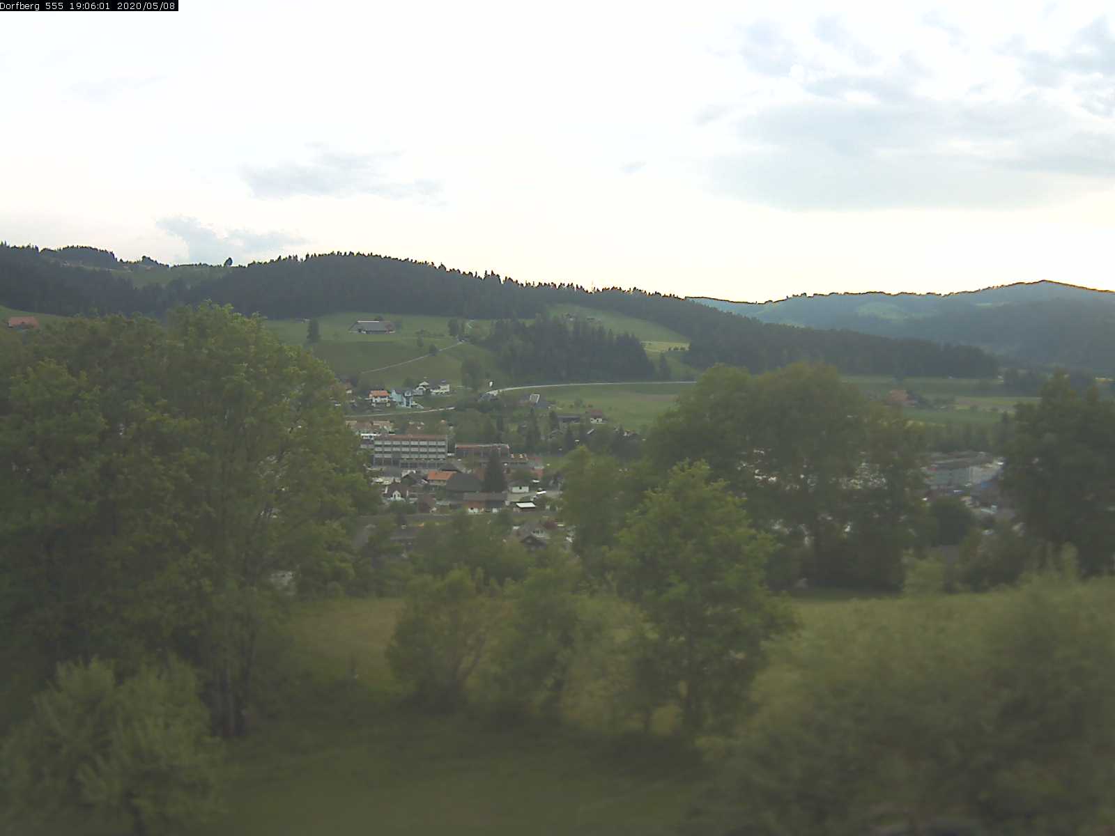 Webcam-Bild: Aussicht vom Dorfberg in Langnau 20200508-190601