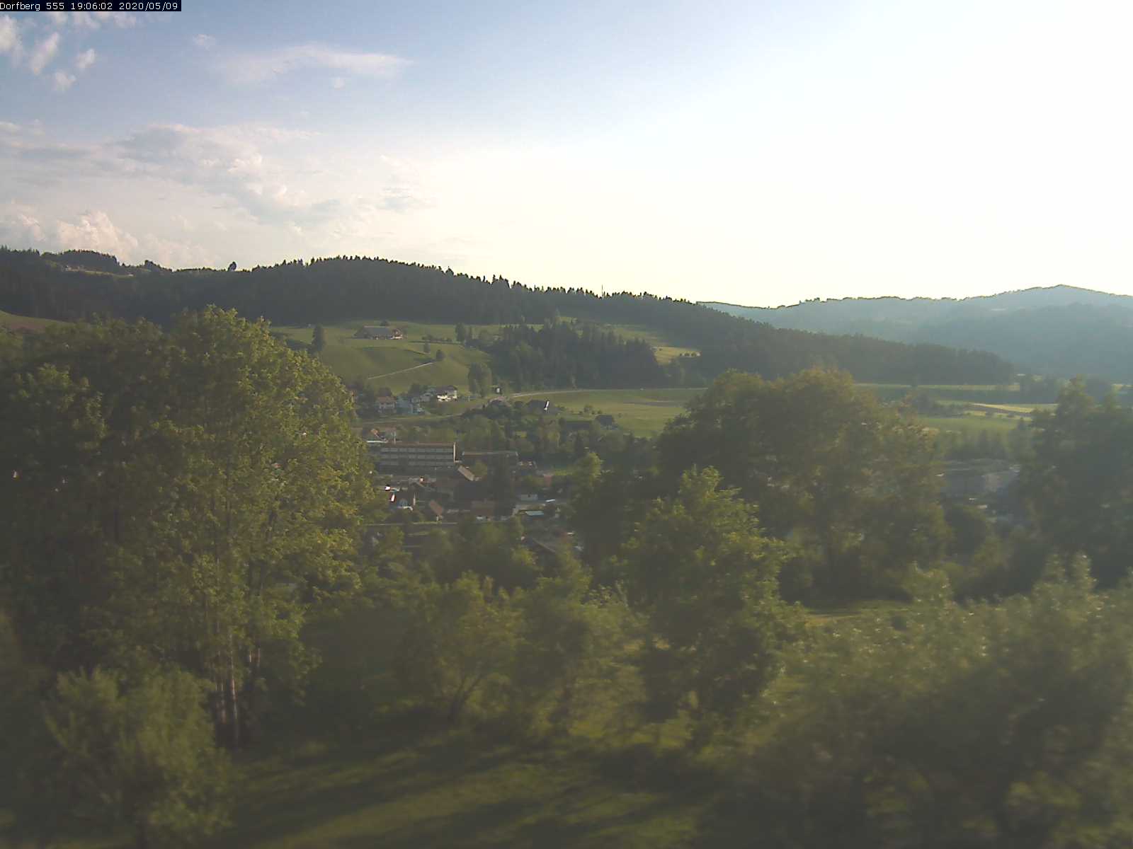 Webcam-Bild: Aussicht vom Dorfberg in Langnau 20200509-190601