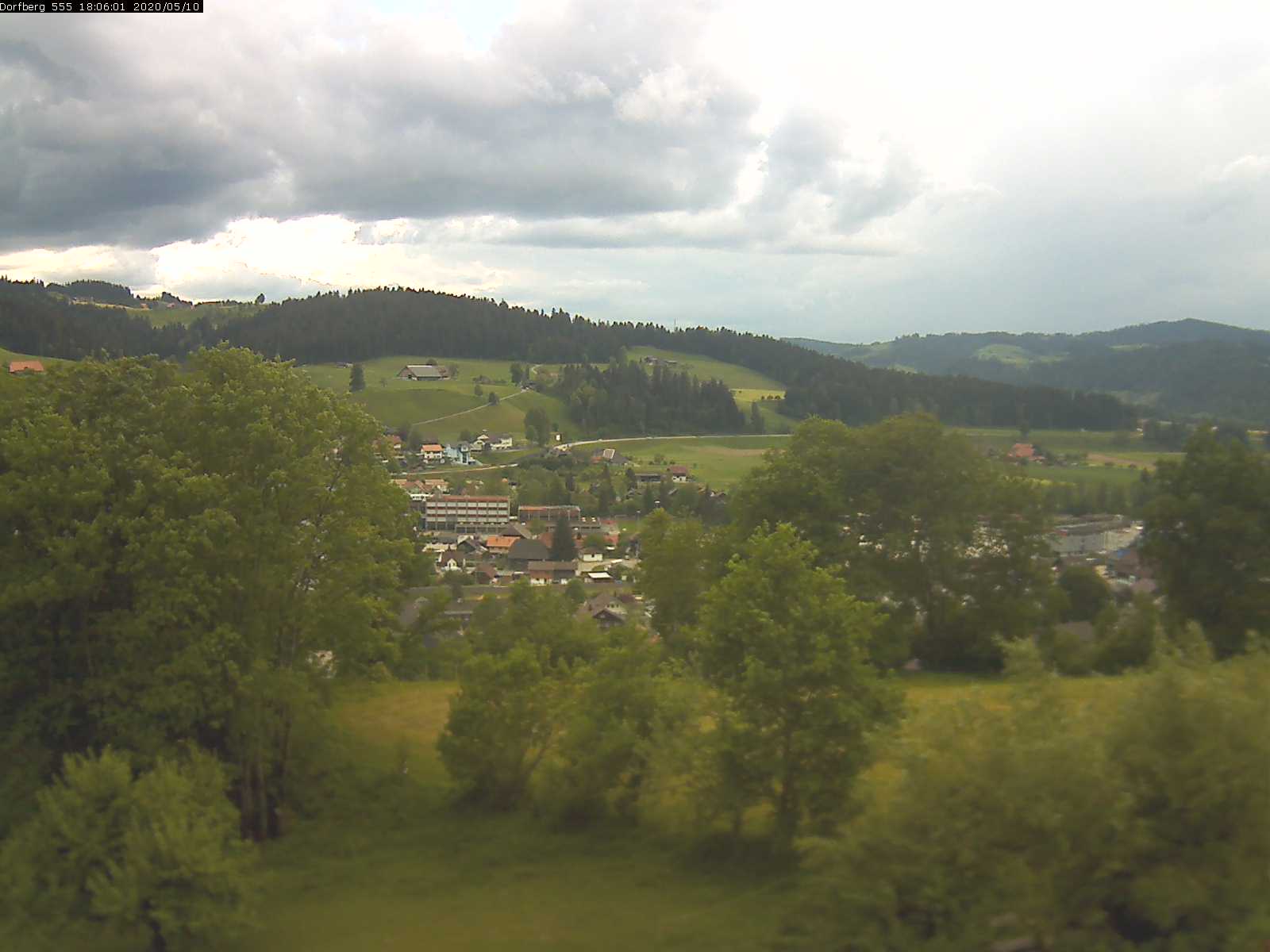 Webcam-Bild: Aussicht vom Dorfberg in Langnau 20200510-180601