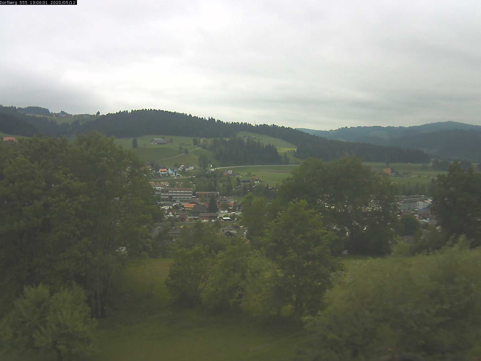 Webcam-Bild: Aussicht vom Dorfberg in Langnau 20200512-190601