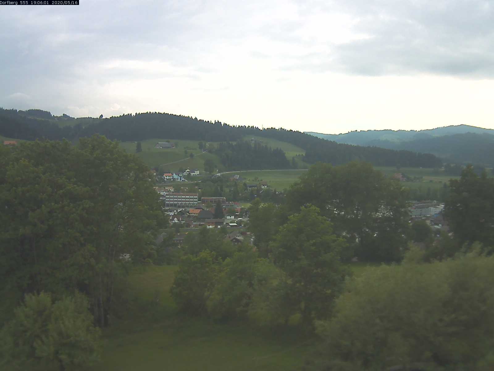 Webcam-Bild: Aussicht vom Dorfberg in Langnau 20200516-190601