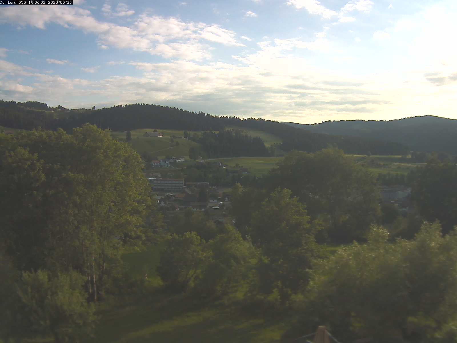 Webcam-Bild: Aussicht vom Dorfberg in Langnau 20200525-190601