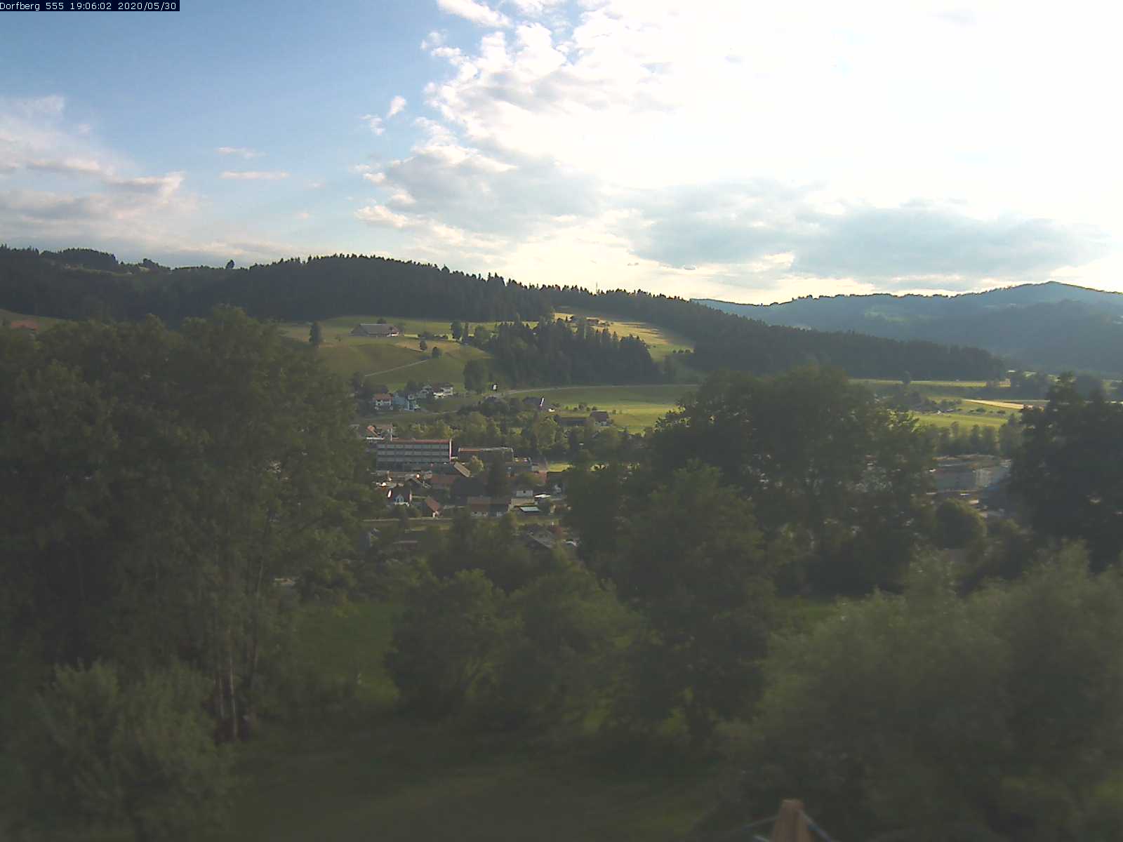 Webcam-Bild: Aussicht vom Dorfberg in Langnau 20200530-190602