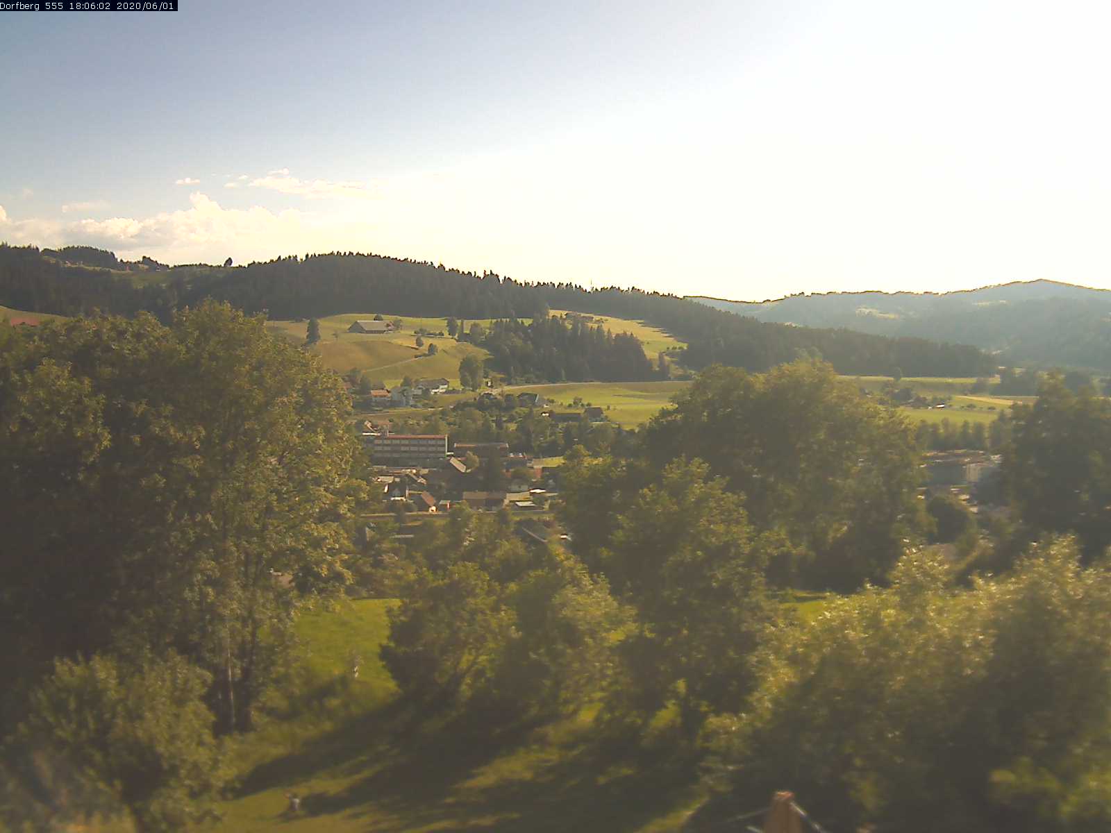 Webcam-Bild: Aussicht vom Dorfberg in Langnau 20200601-180601