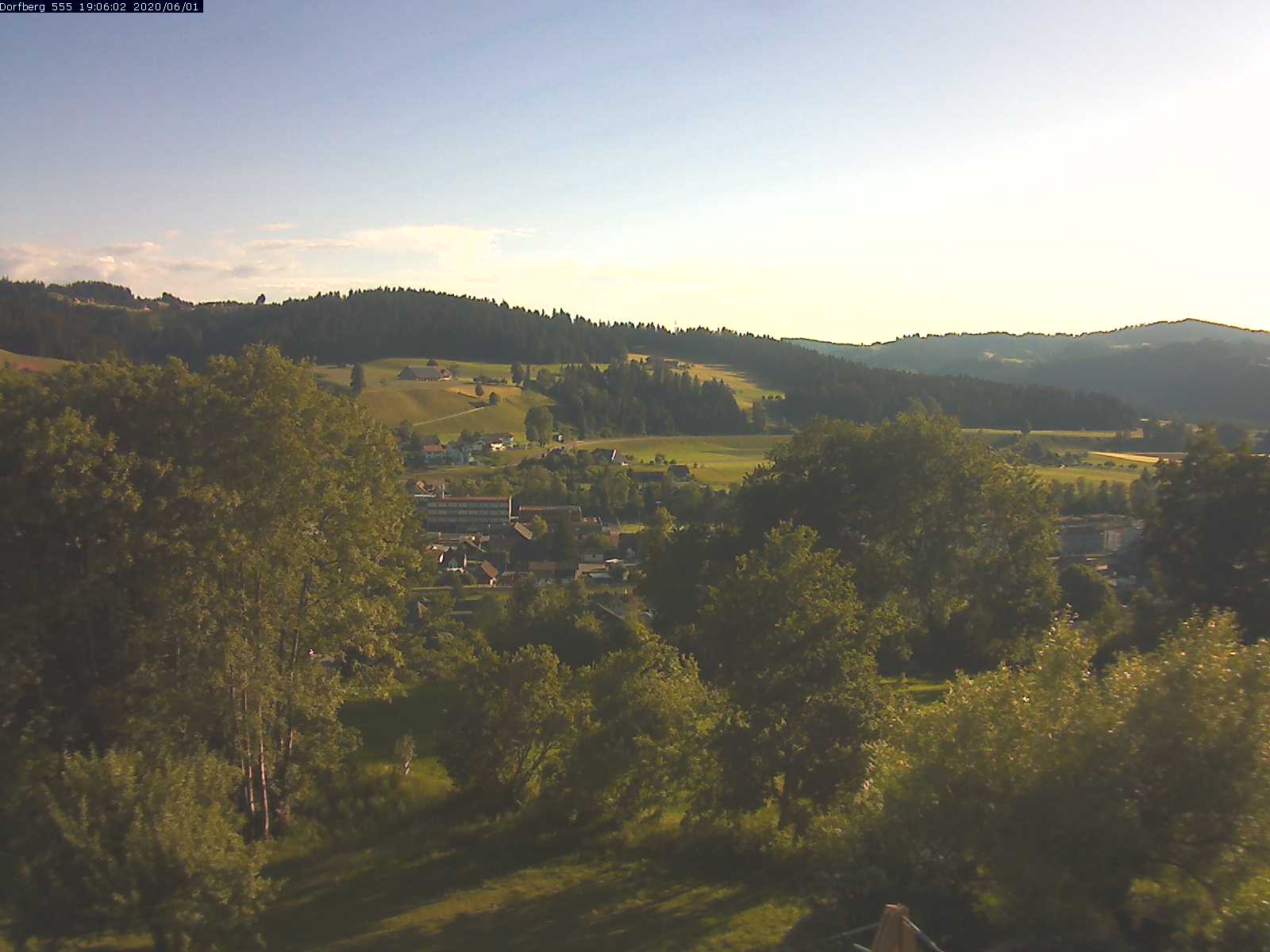 Webcam-Bild: Aussicht vom Dorfberg in Langnau 20200601-190601