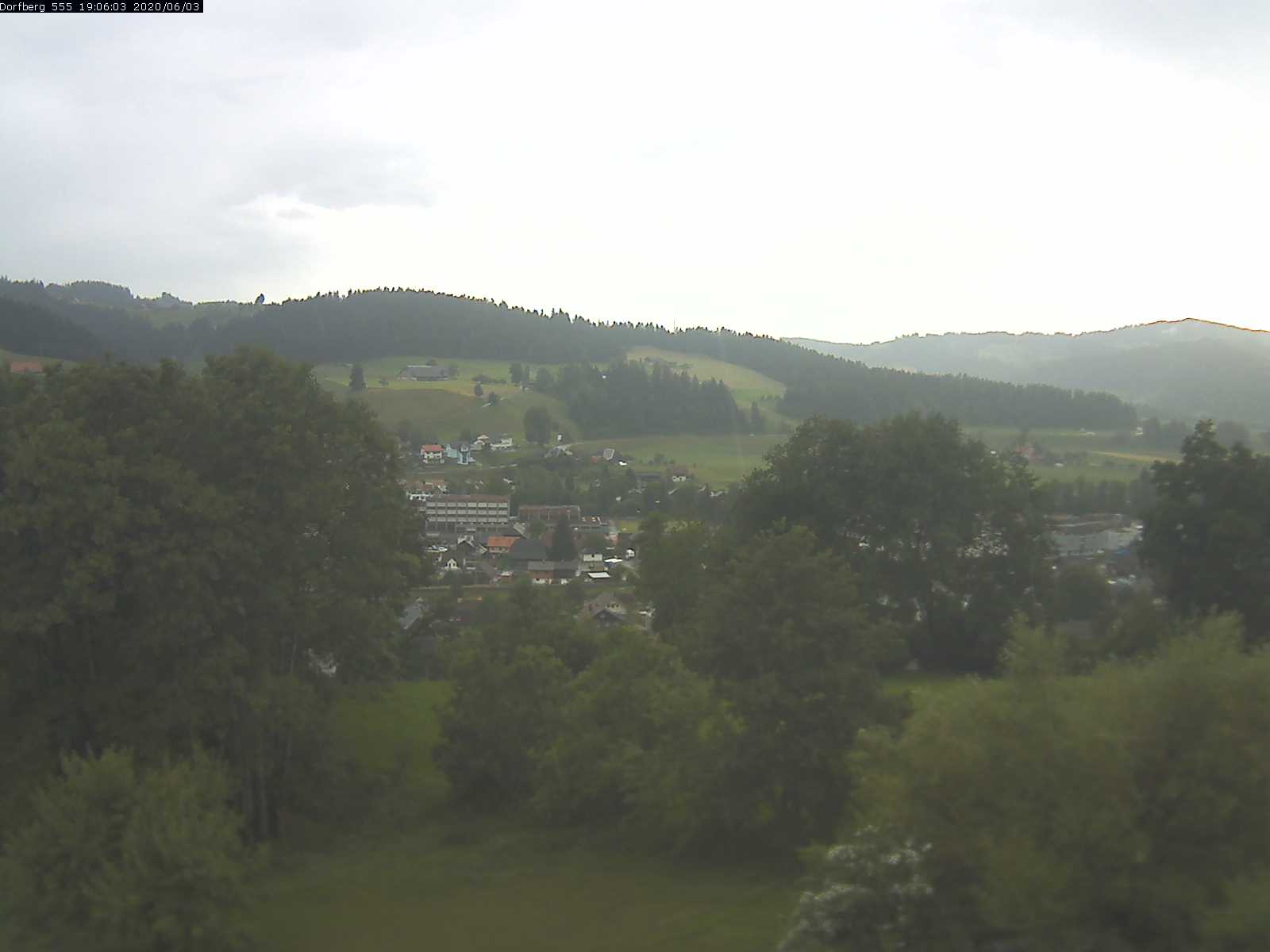 Webcam-Bild: Aussicht vom Dorfberg in Langnau 20200603-190601