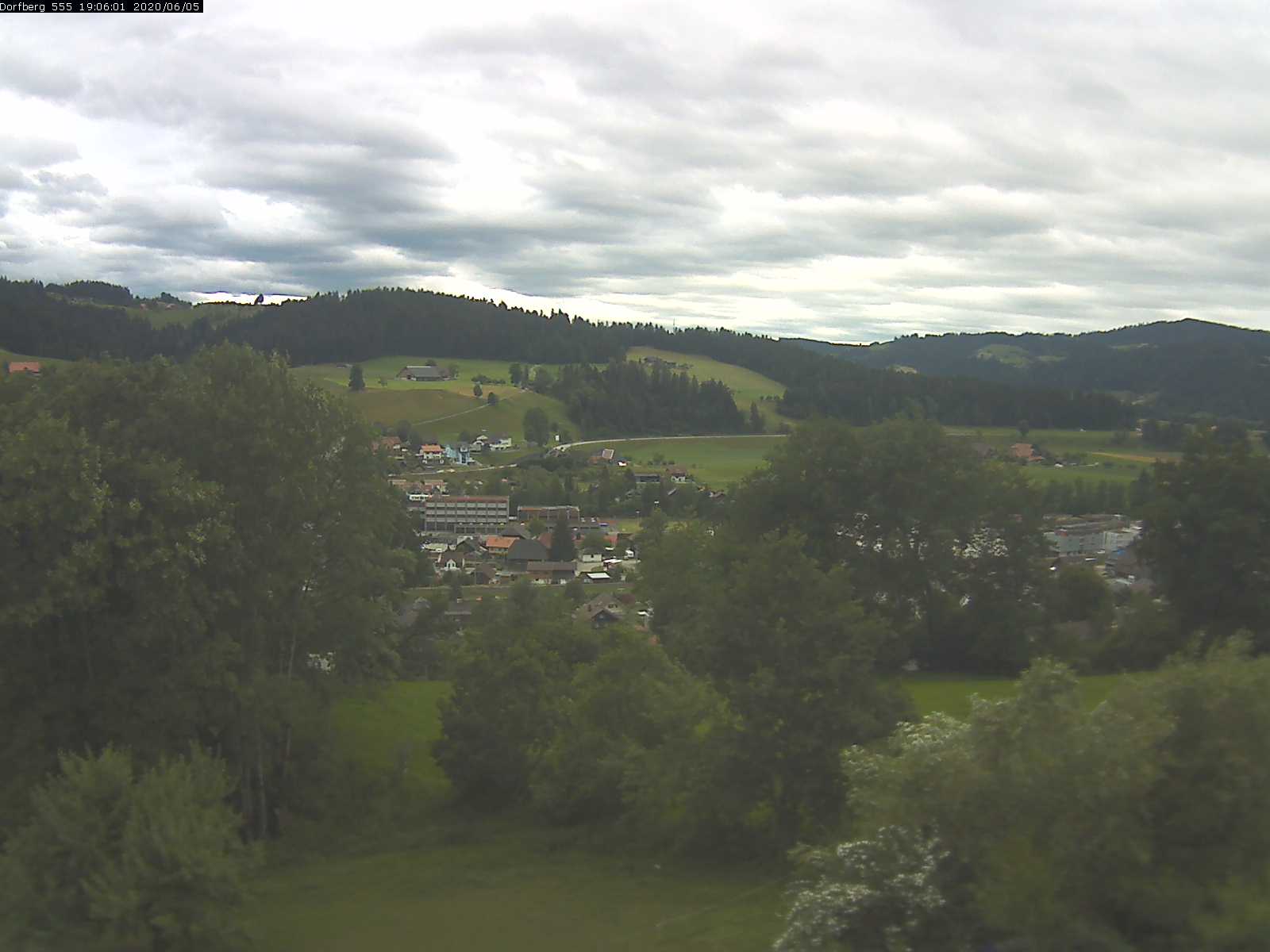 Webcam-Bild: Aussicht vom Dorfberg in Langnau 20200605-190601