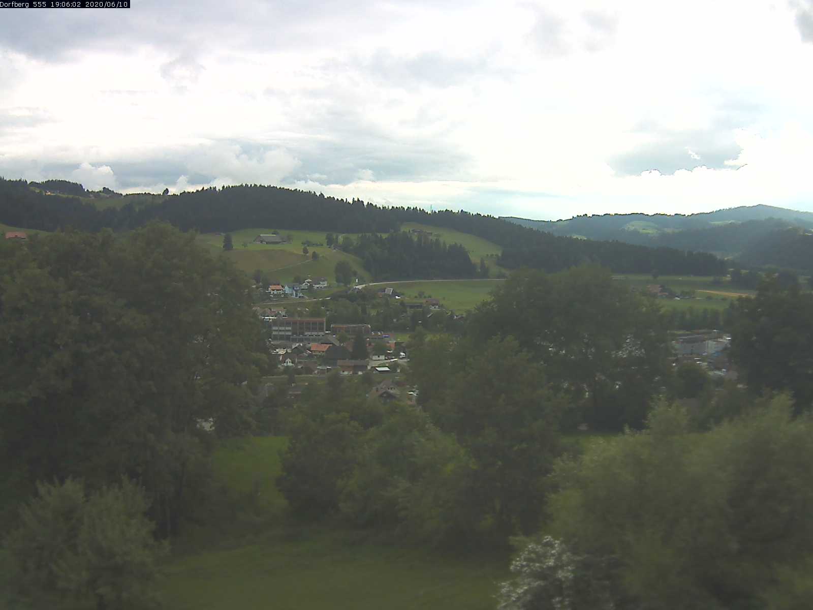 Webcam-Bild: Aussicht vom Dorfberg in Langnau 20200610-190601