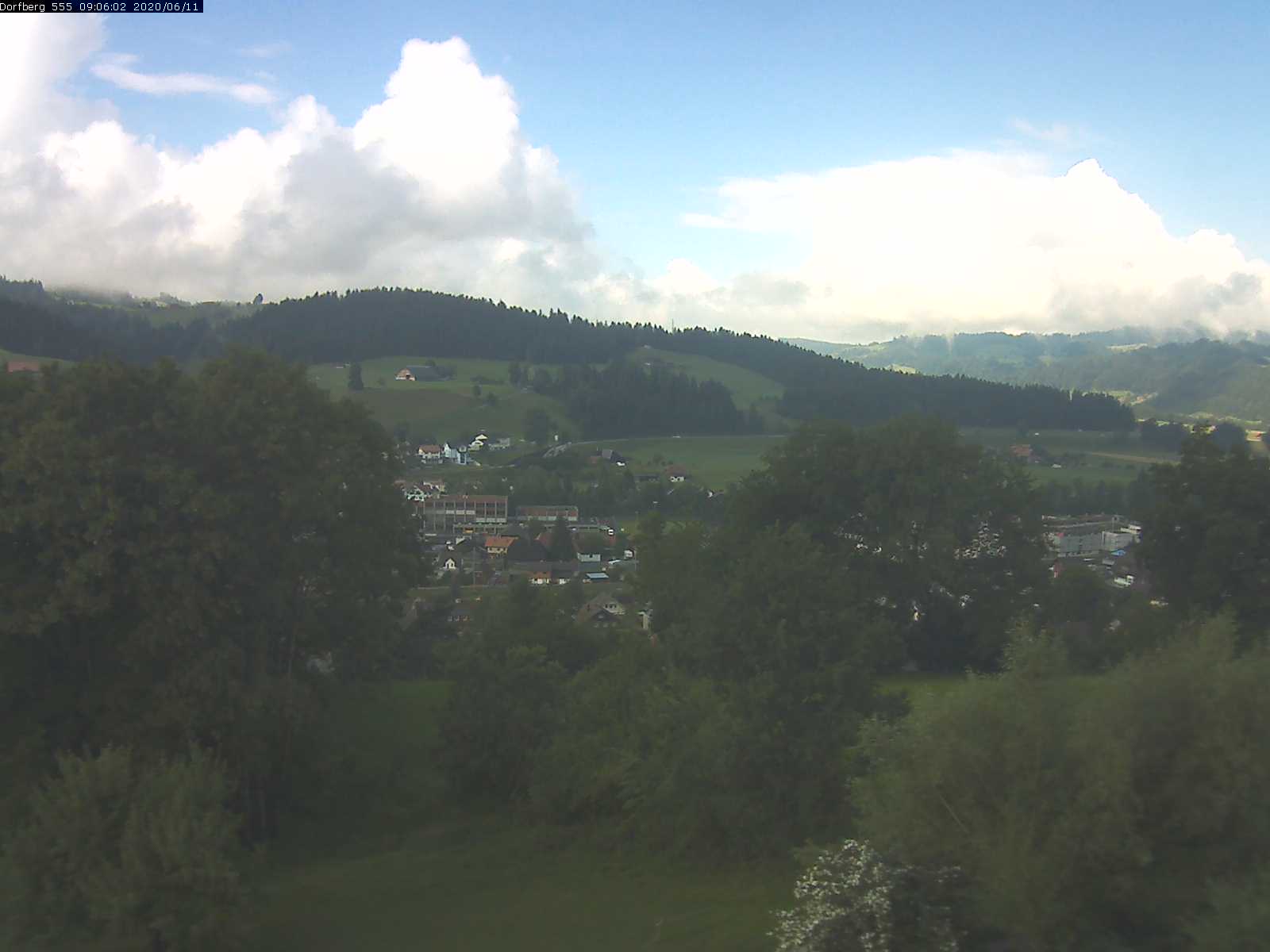 Webcam-Bild: Aussicht vom Dorfberg in Langnau 20200611-090601