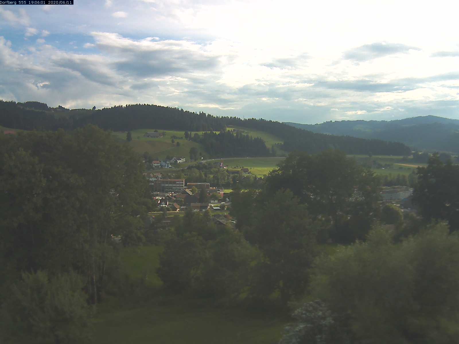 Webcam-Bild: Aussicht vom Dorfberg in Langnau 20200611-190601