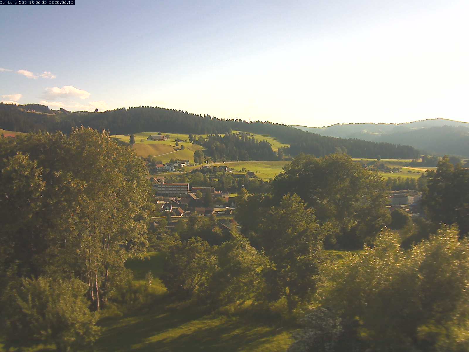 Webcam-Bild: Aussicht vom Dorfberg in Langnau 20200612-190601