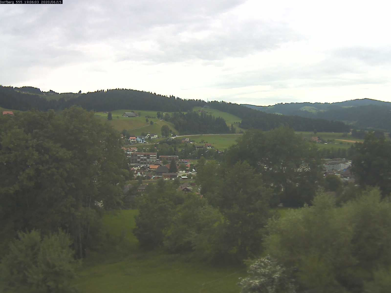 Webcam-Bild: Aussicht vom Dorfberg in Langnau 20200615-190601