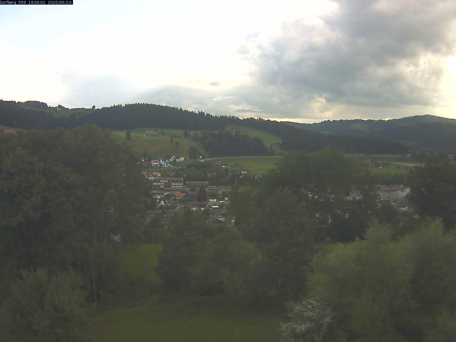 Webcam-Bild: Aussicht vom Dorfberg in Langnau 20200616-180602