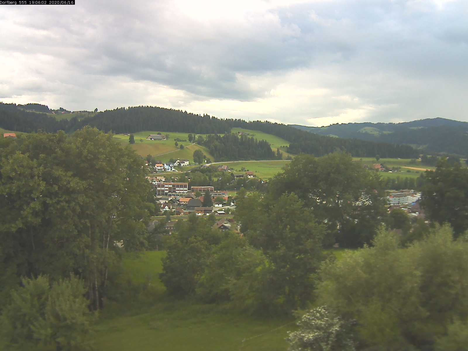 Webcam-Bild: Aussicht vom Dorfberg in Langnau 20200616-190601