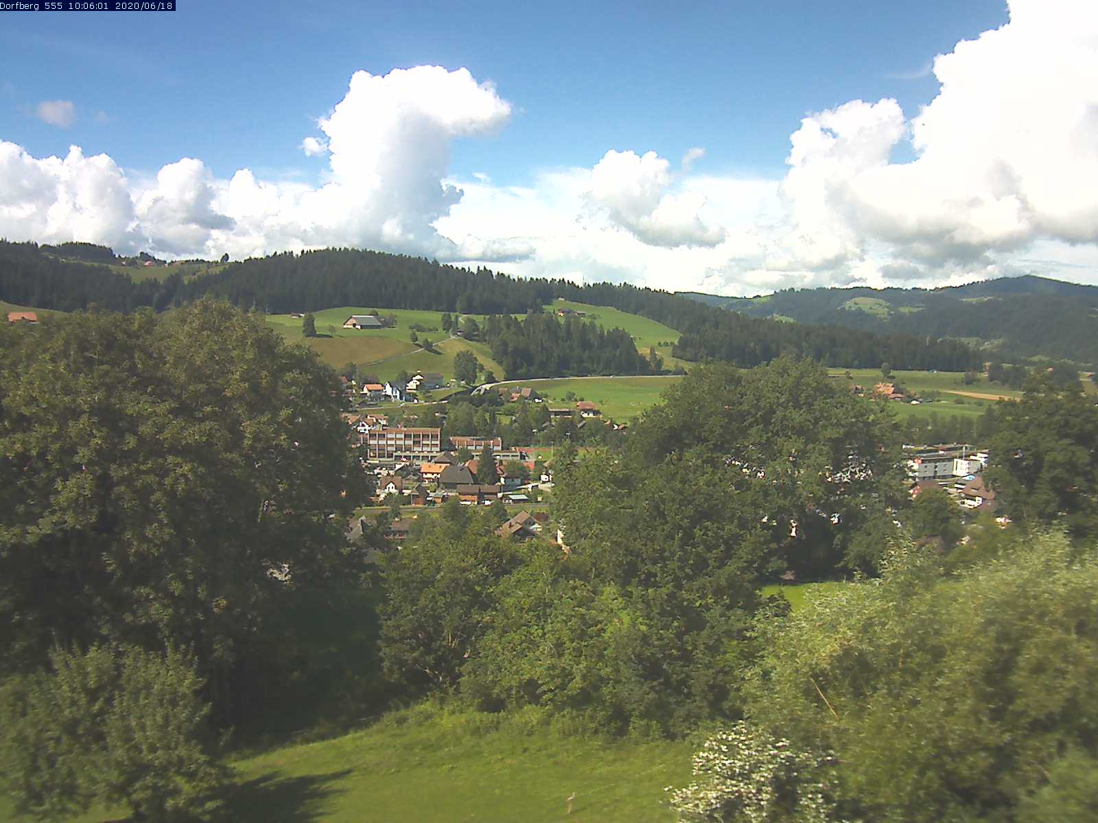 Webcam-Bild: Aussicht vom Dorfberg in Langnau 20200618-100601