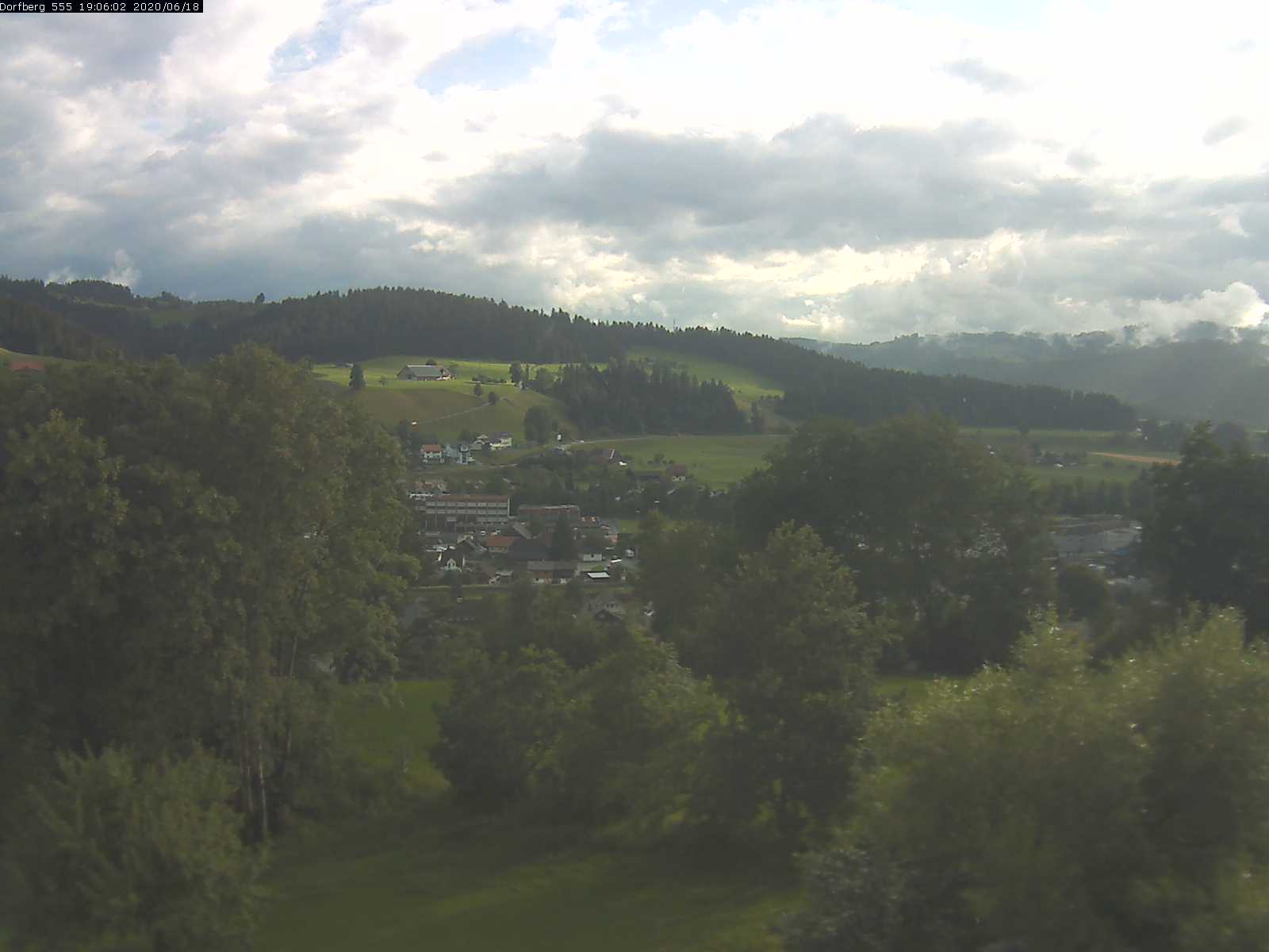 Webcam-Bild: Aussicht vom Dorfberg in Langnau 20200618-190601