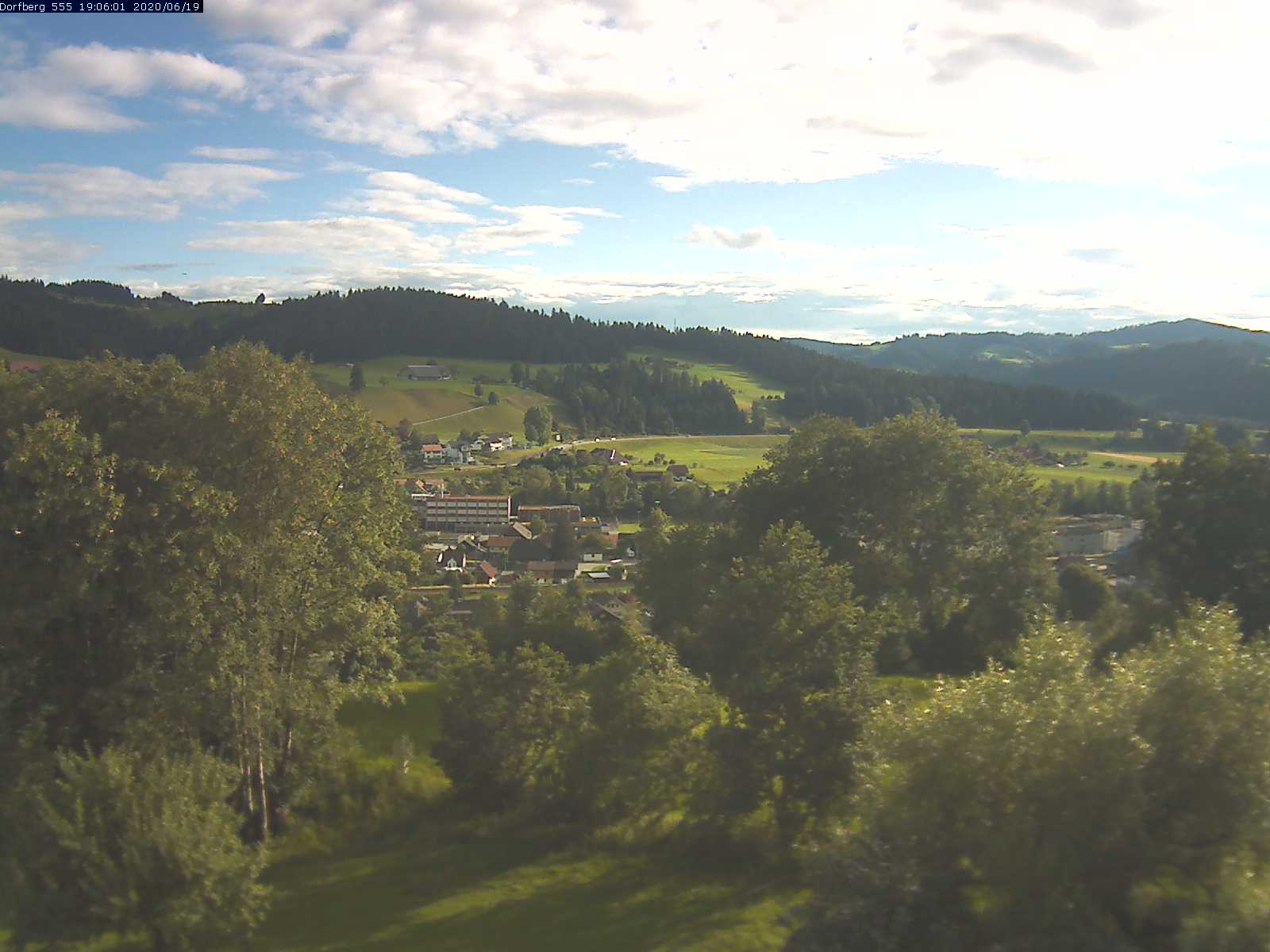 Webcam-Bild: Aussicht vom Dorfberg in Langnau 20200619-190601