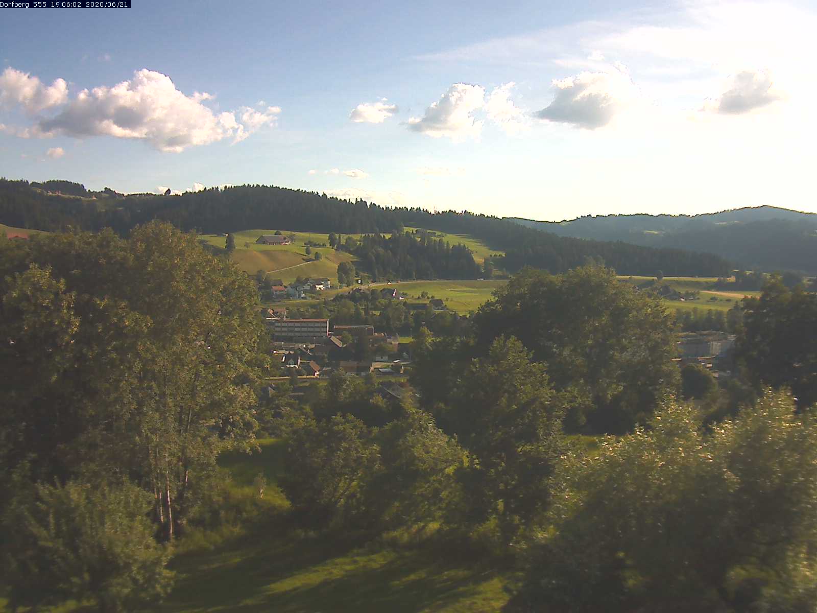 Webcam-Bild: Aussicht vom Dorfberg in Langnau 20200621-190601