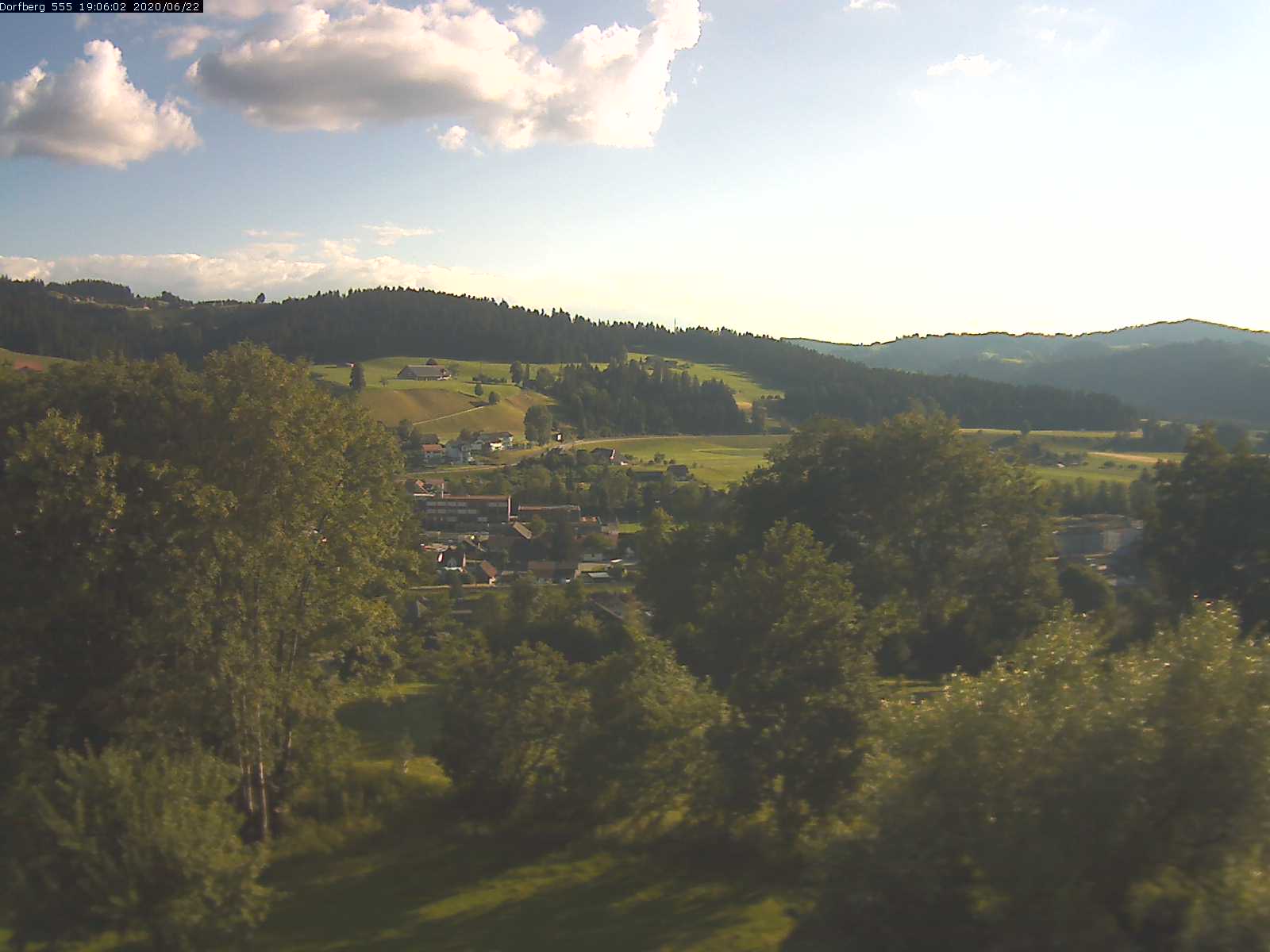 Webcam-Bild: Aussicht vom Dorfberg in Langnau 20200622-190601