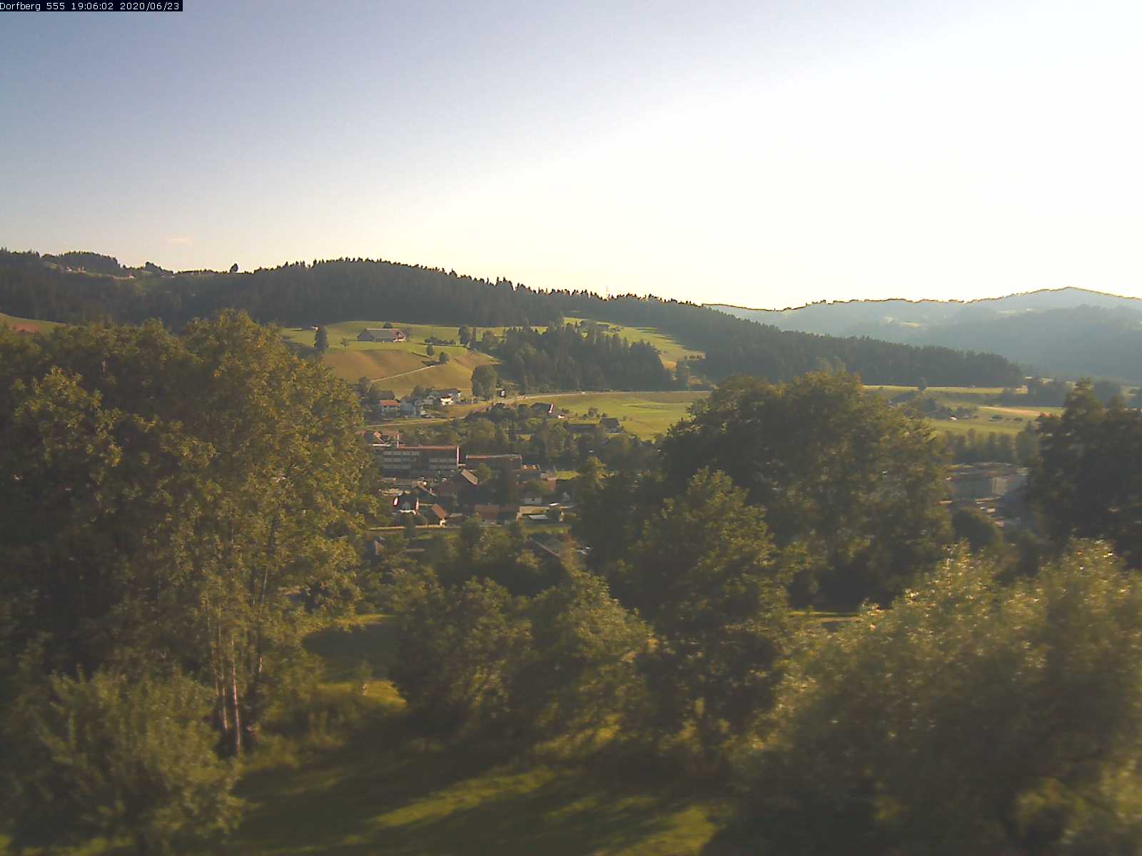 Webcam-Bild: Aussicht vom Dorfberg in Langnau 20200623-190601