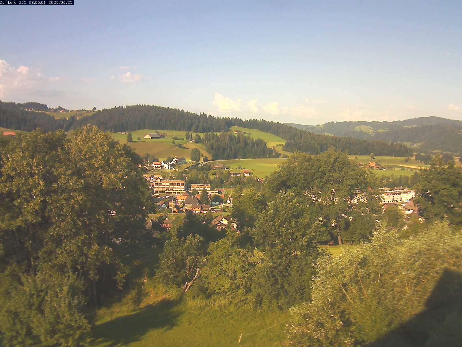Webcam-Bild: Aussicht vom Dorfberg in Langnau 20200625-080601