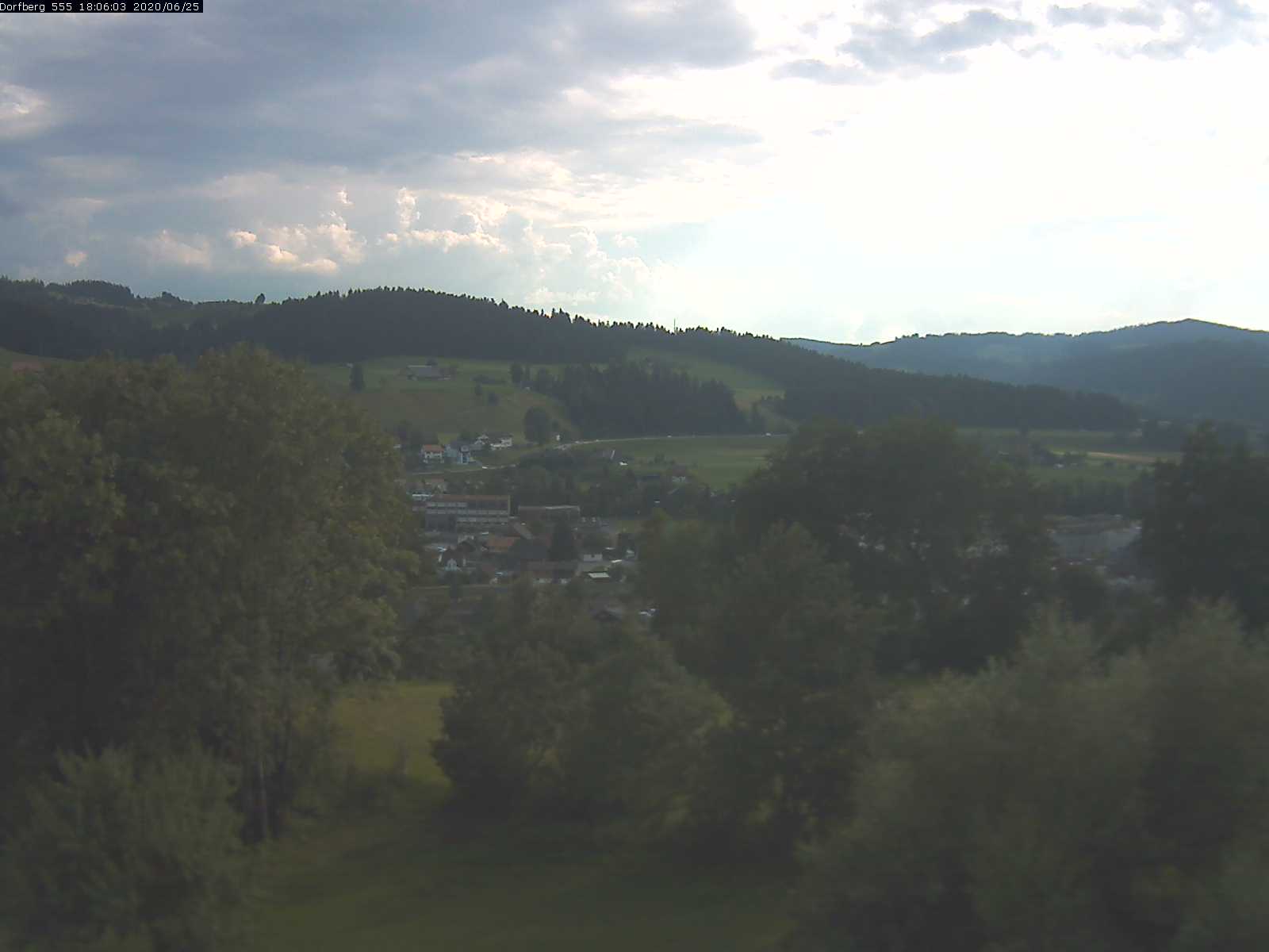 Webcam-Bild: Aussicht vom Dorfberg in Langnau 20200625-180601