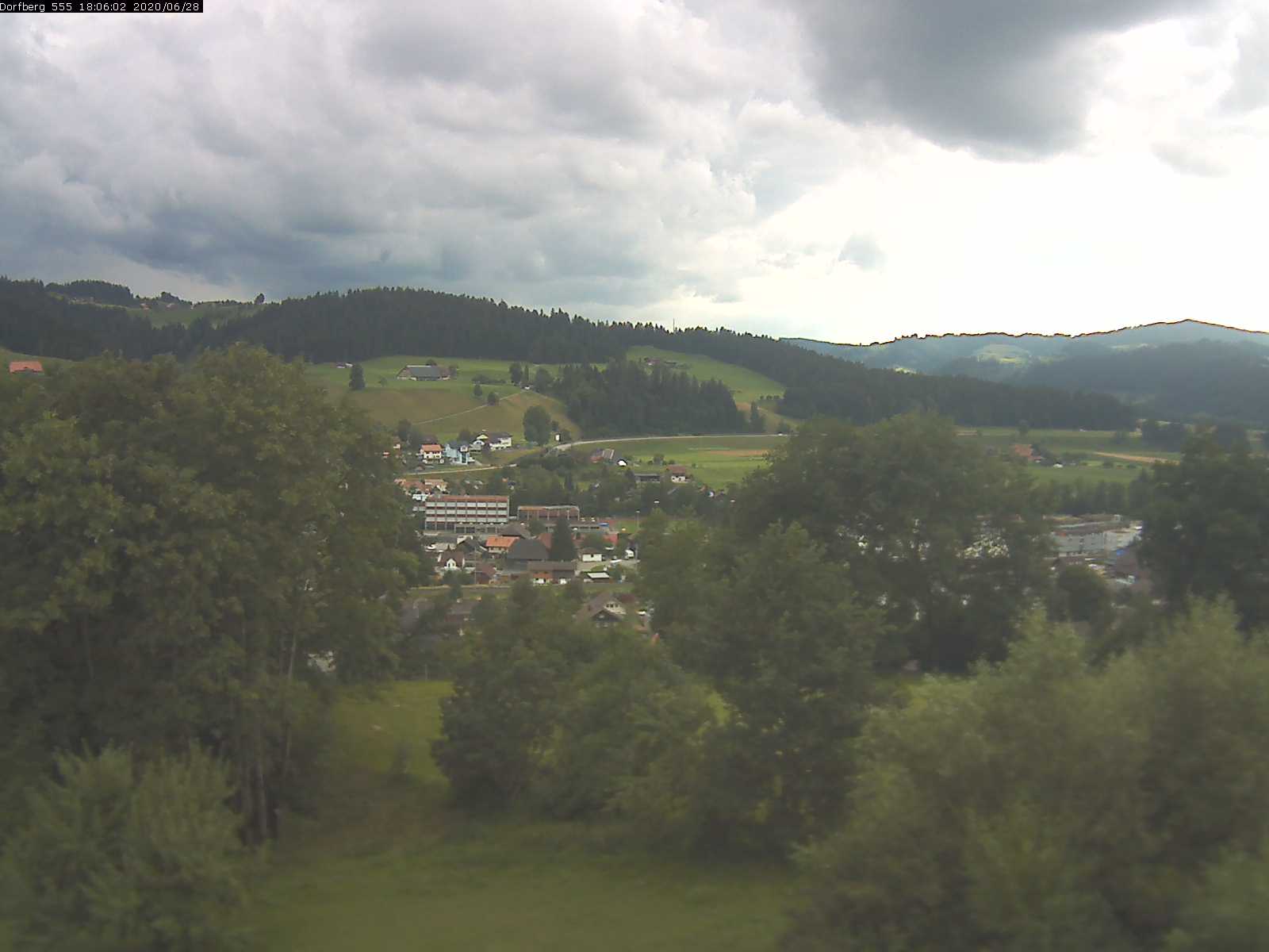 Webcam-Bild: Aussicht vom Dorfberg in Langnau 20200628-180601
