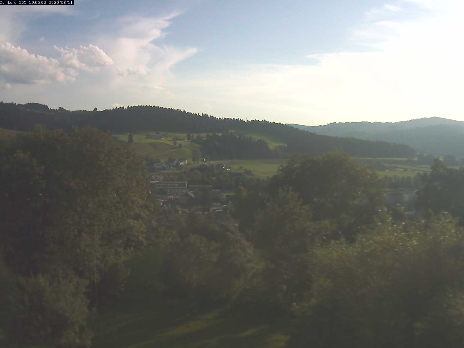 Webcam-Bild: Aussicht vom Dorfberg in Langnau 20200811-190601
