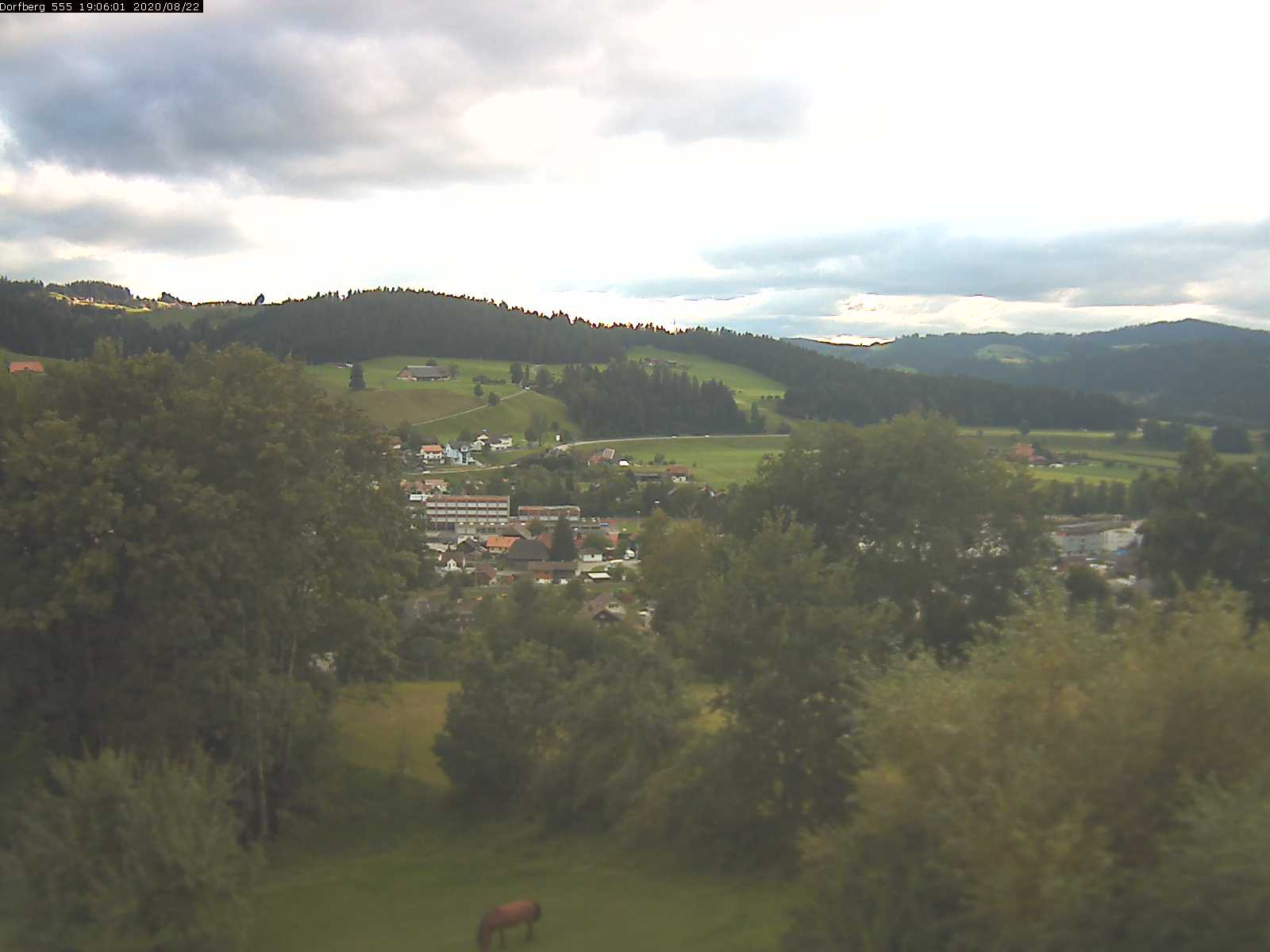 Webcam-Bild: Aussicht vom Dorfberg in Langnau 20200822-190601