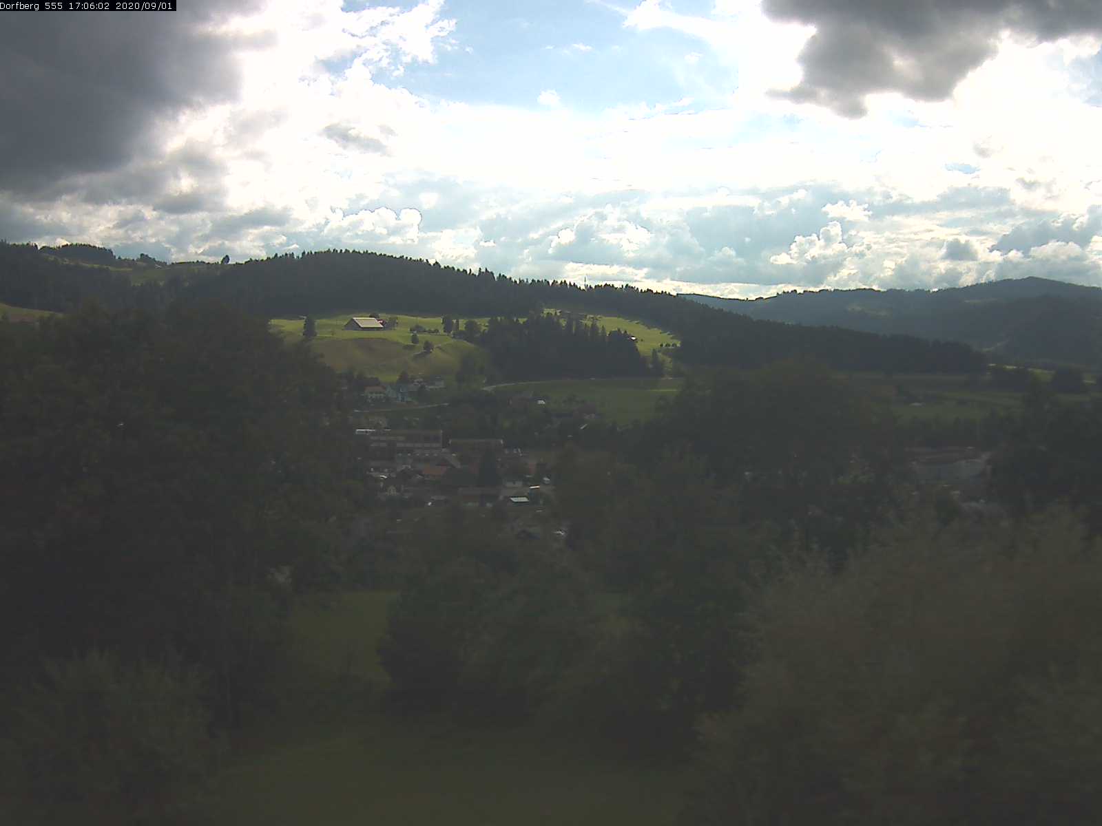 Webcam-Bild: Aussicht vom Dorfberg in Langnau 20200901-170601