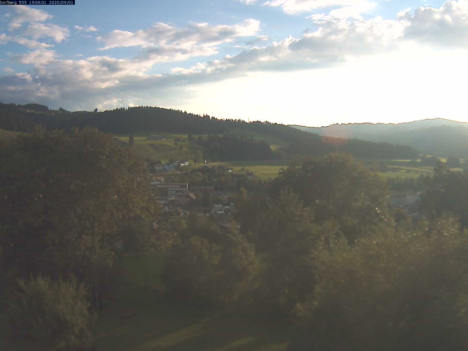 Webcam-Bild: Aussicht vom Dorfberg in Langnau 20200901-190601