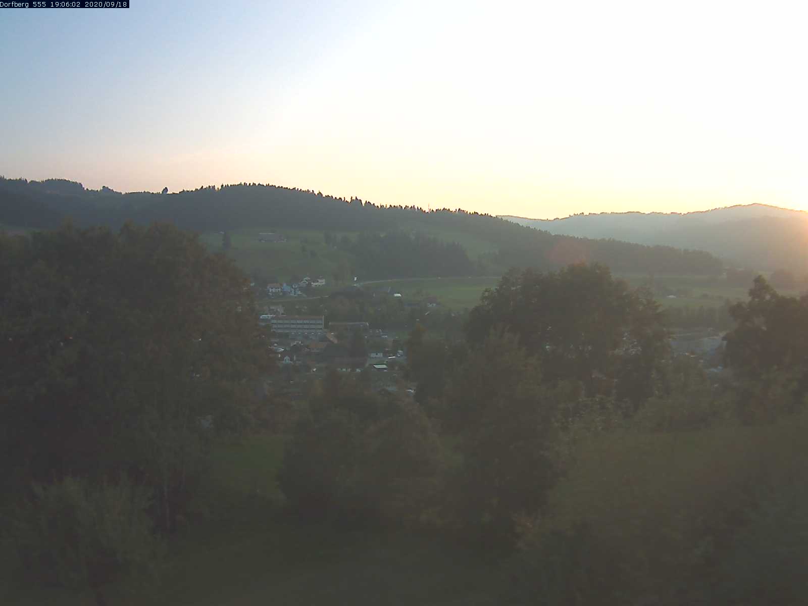 Webcam-Bild: Aussicht vom Dorfberg in Langnau 20200918-190601