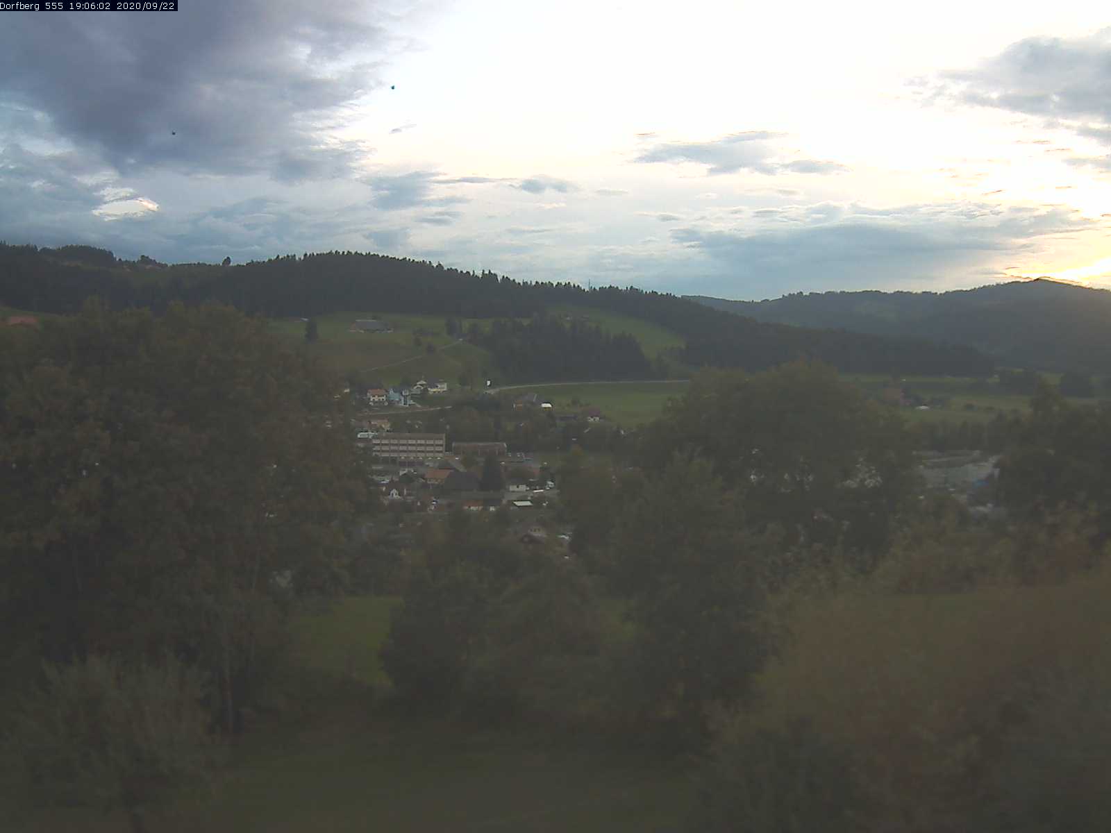 Webcam-Bild: Aussicht vom Dorfberg in Langnau 20200922-190602