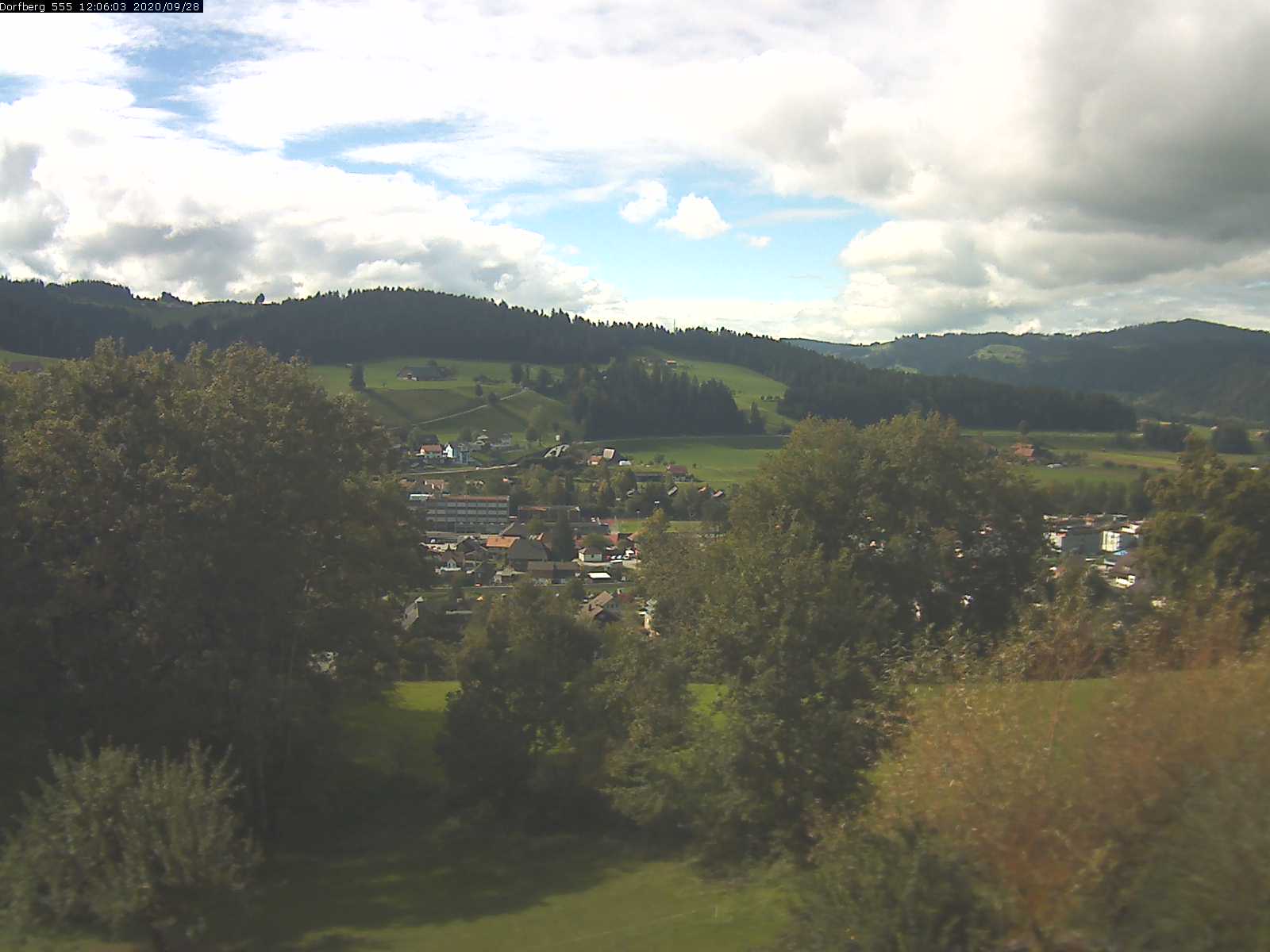 Webcam-Bild: Aussicht vom Dorfberg in Langnau 20200928-120601