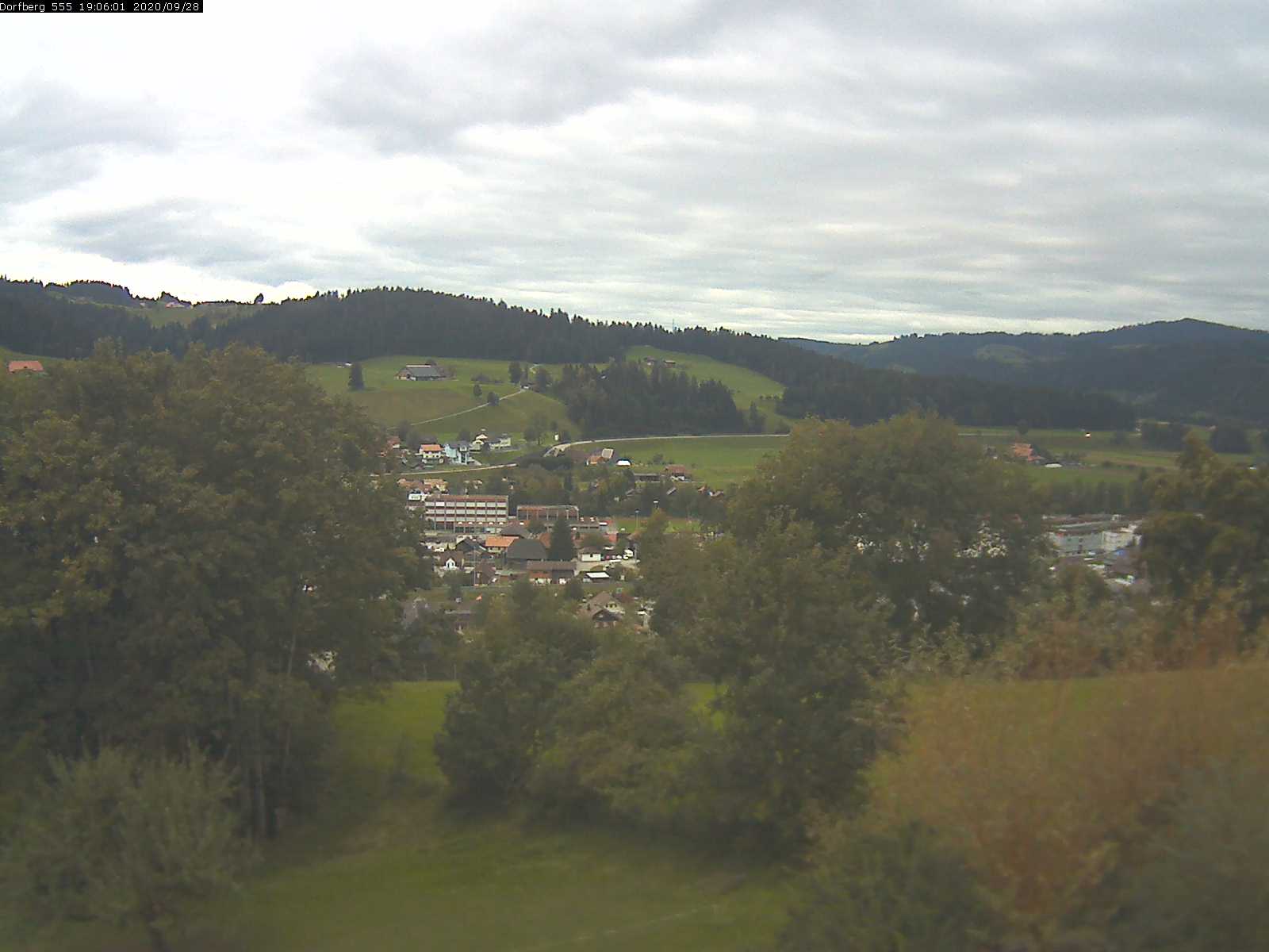 Webcam-Bild: Aussicht vom Dorfberg in Langnau 20200928-190601