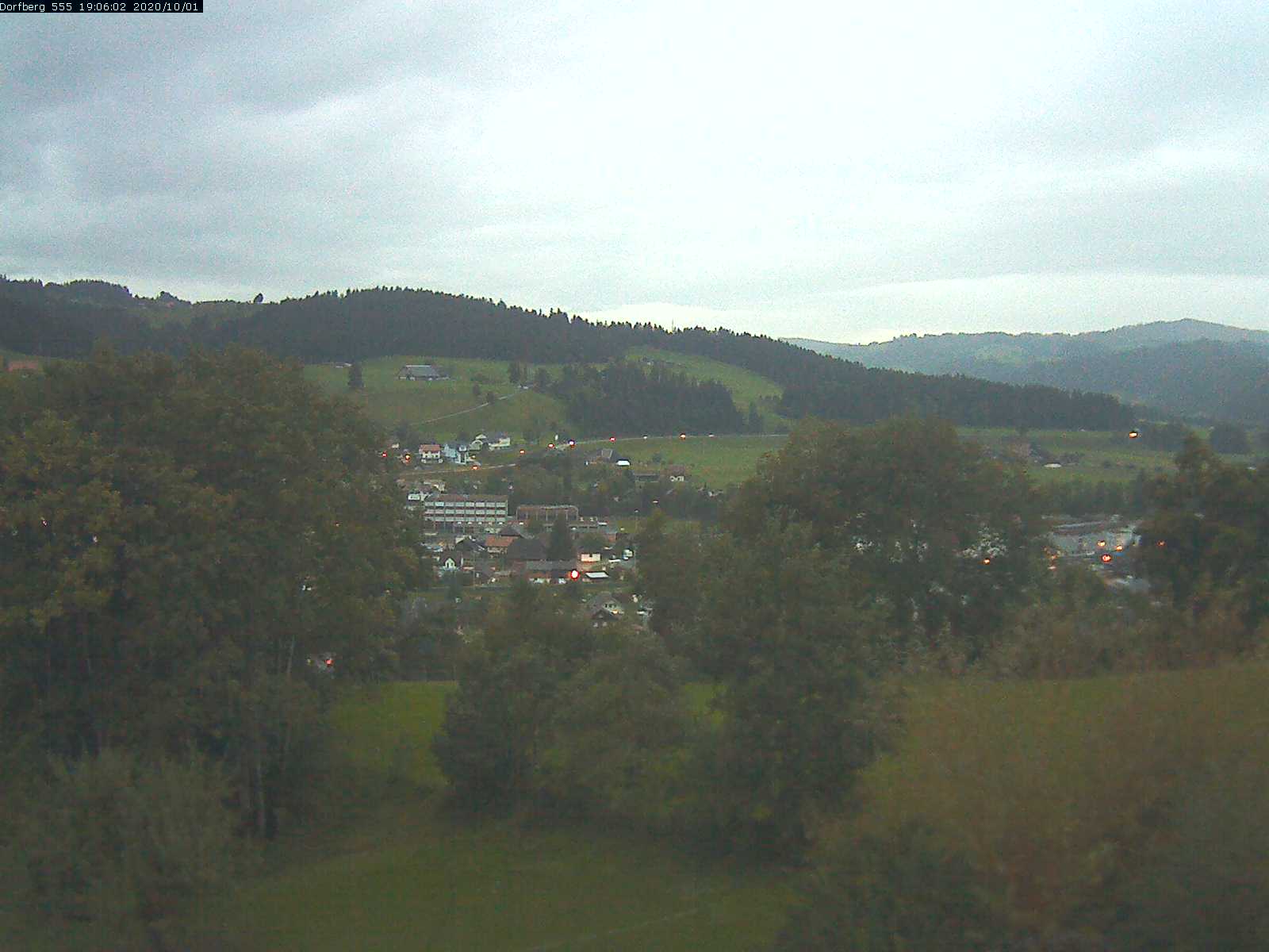 Webcam-Bild: Aussicht vom Dorfberg in Langnau 20201001-190601