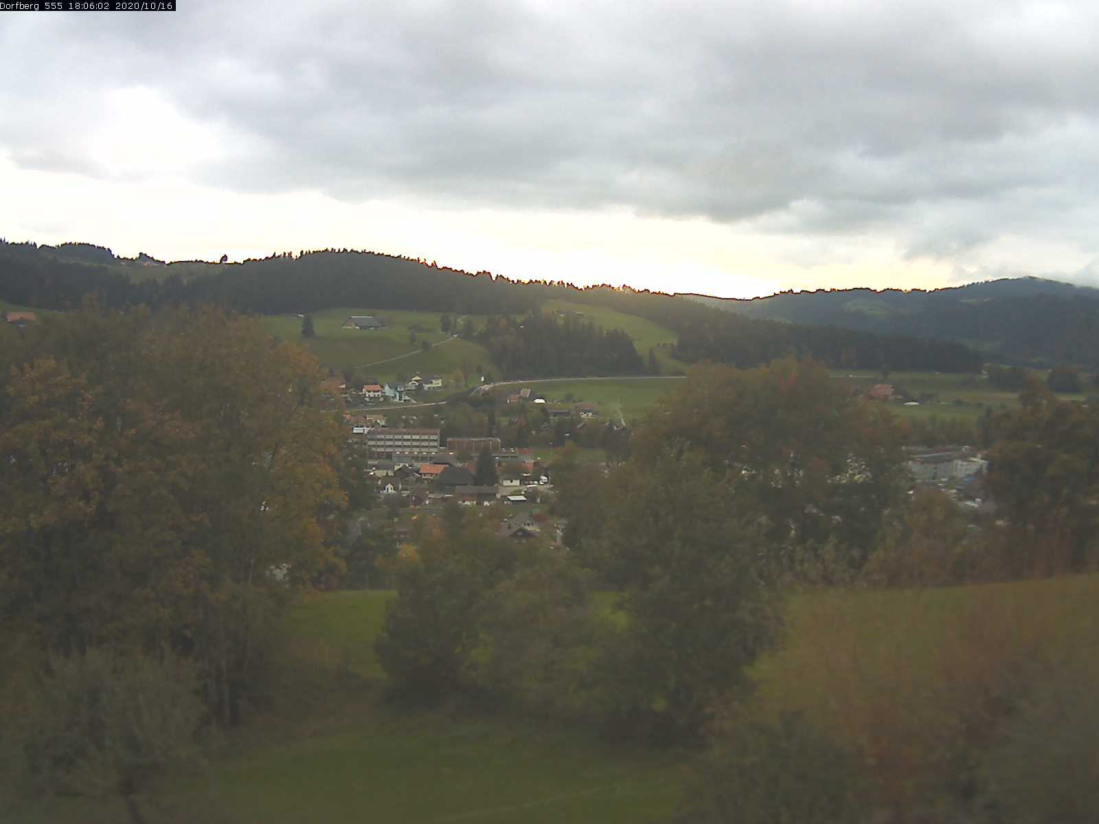 Webcam-Bild: Aussicht vom Dorfberg in Langnau 20201016-180601