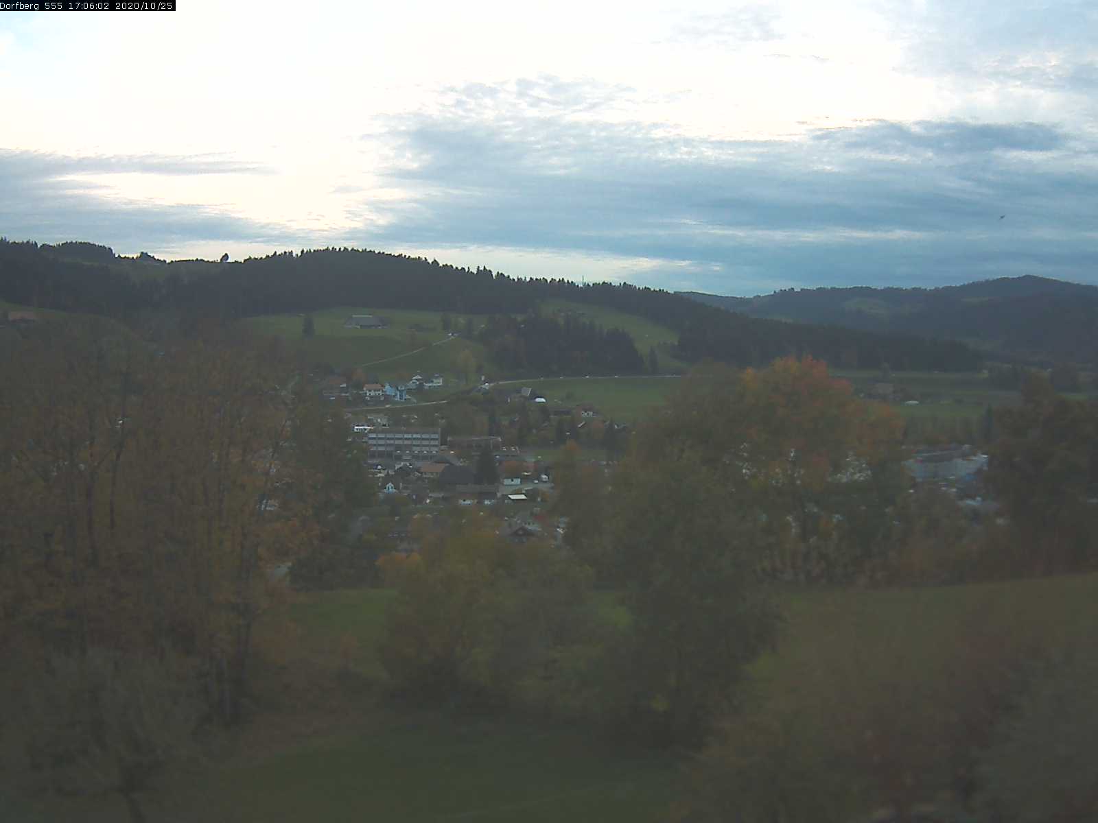 Webcam-Bild: Aussicht vom Dorfberg in Langnau 20201025-170601