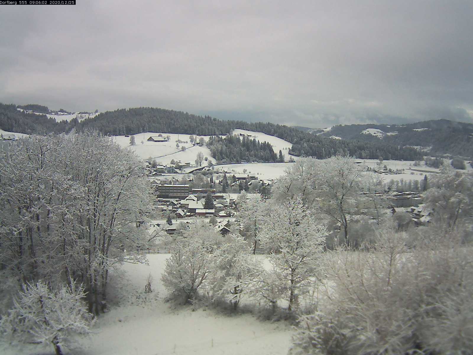 Webcam-Bild: Aussicht vom Dorfberg in Langnau 20201225-090601