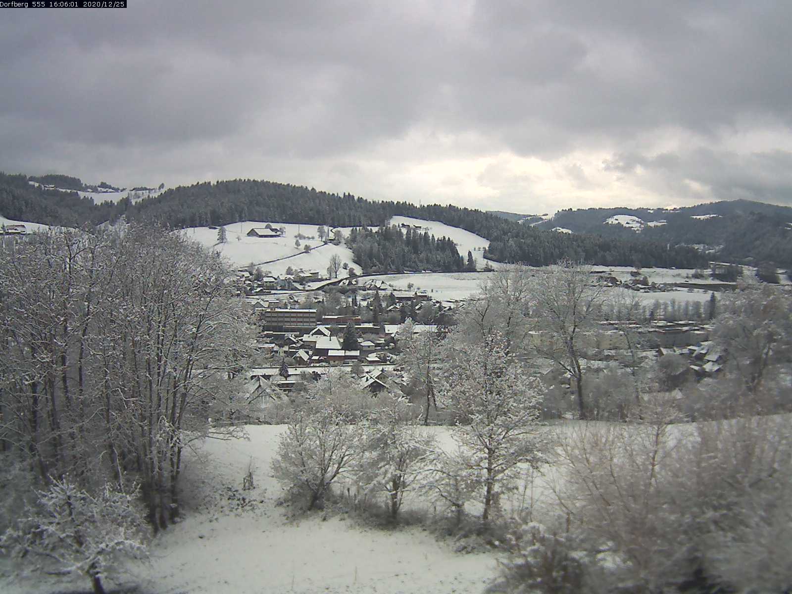 Webcam-Bild: Aussicht vom Dorfberg in Langnau 20201225-160601