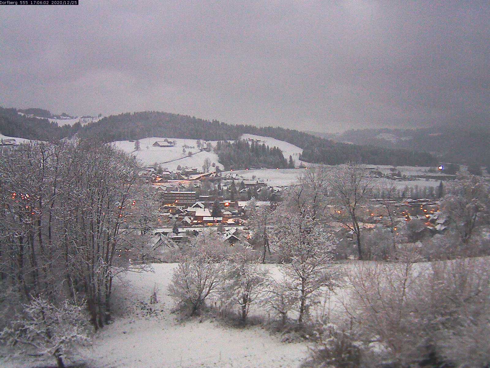 Webcam-Bild: Aussicht vom Dorfberg in Langnau 20201225-170601