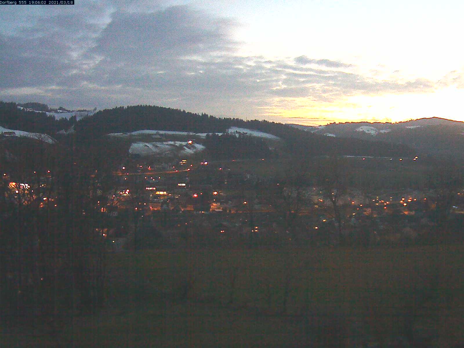 Webcam-Bild: Aussicht vom Dorfberg in Langnau 20210318-190601