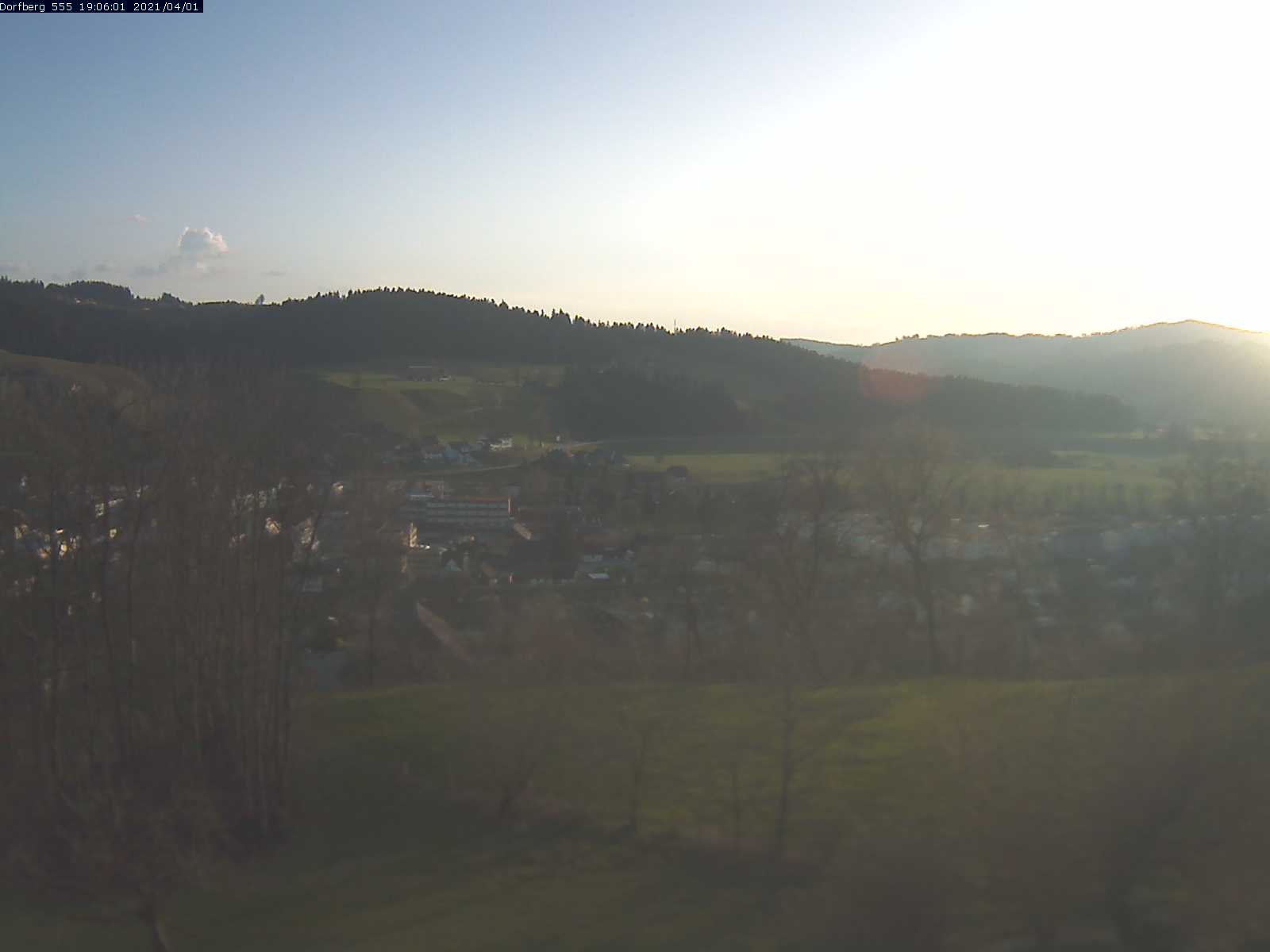Webcam-Bild: Aussicht vom Dorfberg in Langnau 20210401-190601