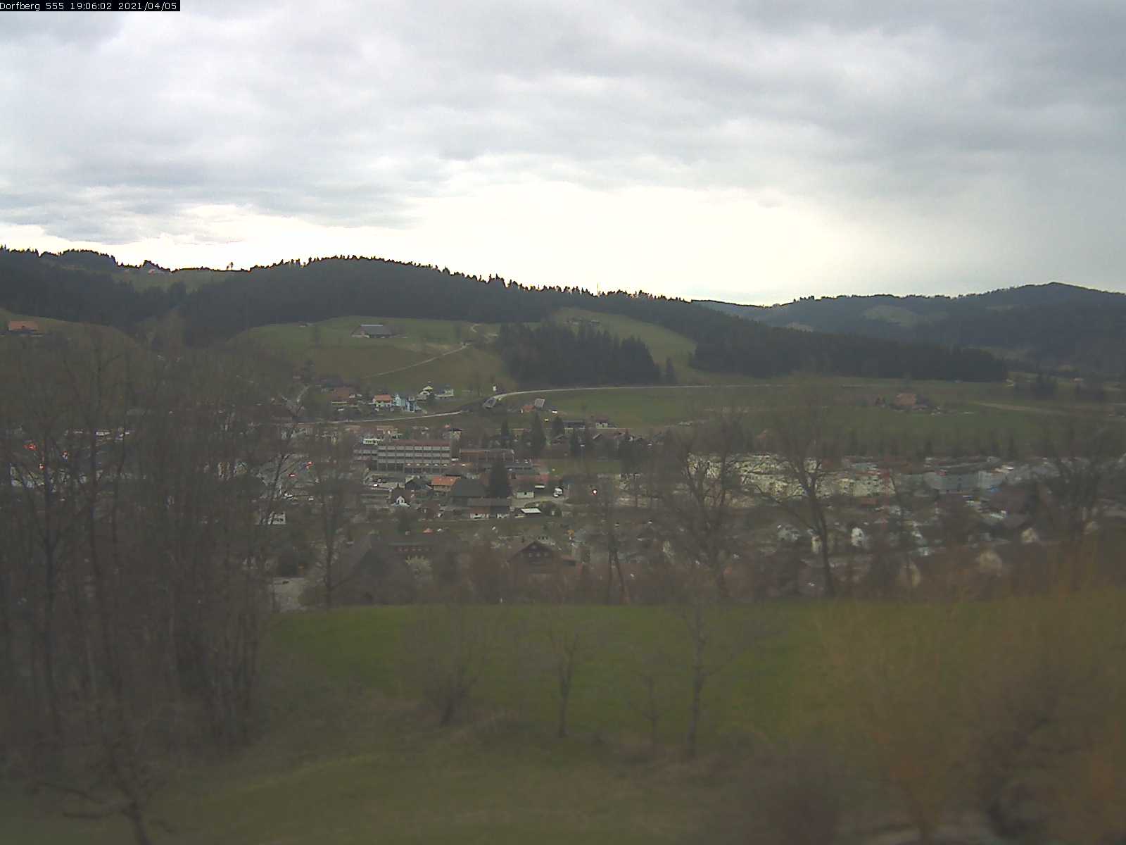 Webcam-Bild: Aussicht vom Dorfberg in Langnau 20210405-190601