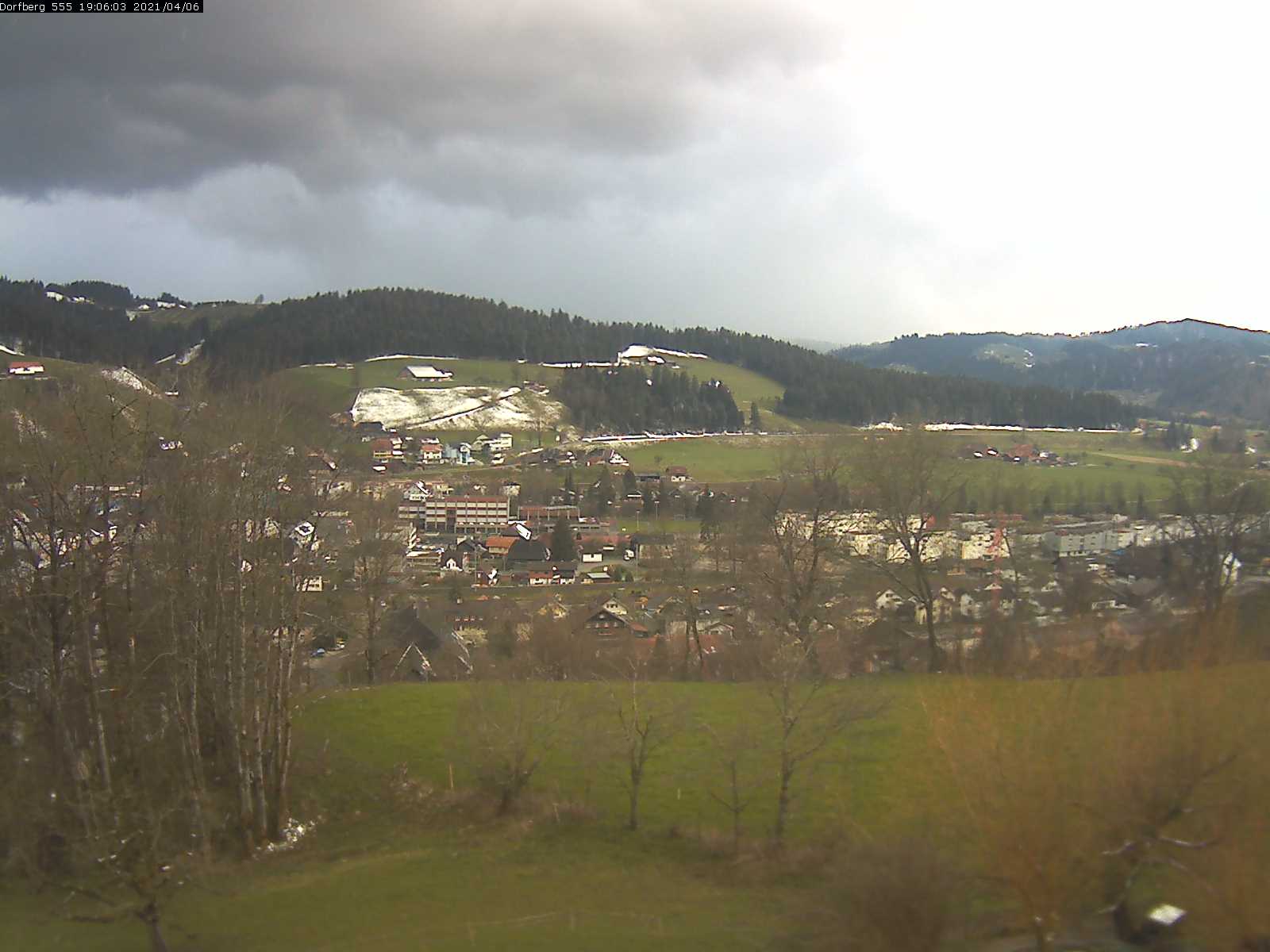 Webcam-Bild: Aussicht vom Dorfberg in Langnau 20210406-190601