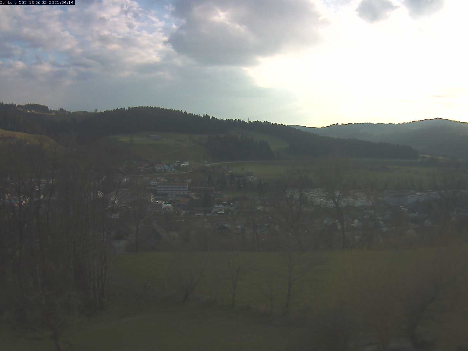 Webcam-Bild: Aussicht vom Dorfberg in Langnau 20210414-190601