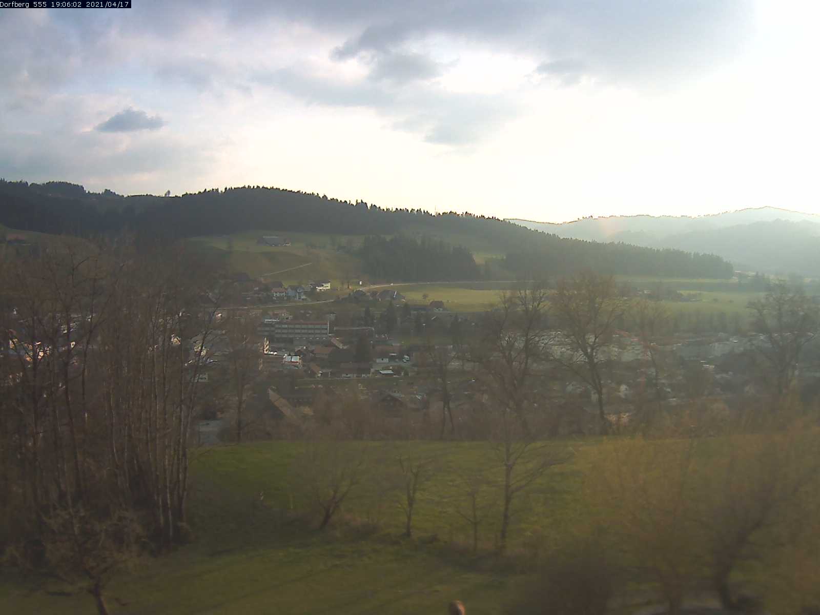 Webcam-Bild: Aussicht vom Dorfberg in Langnau 20210417-190601