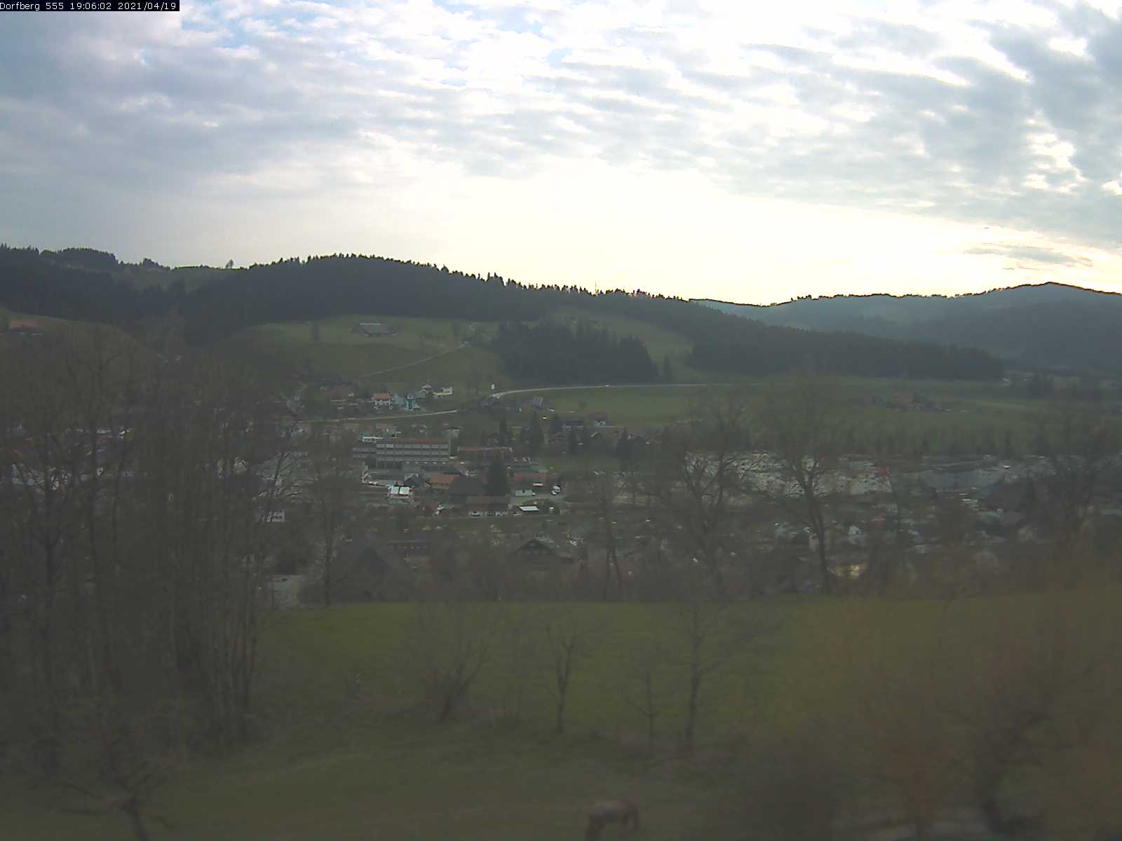 Webcam-Bild: Aussicht vom Dorfberg in Langnau 20210419-190601