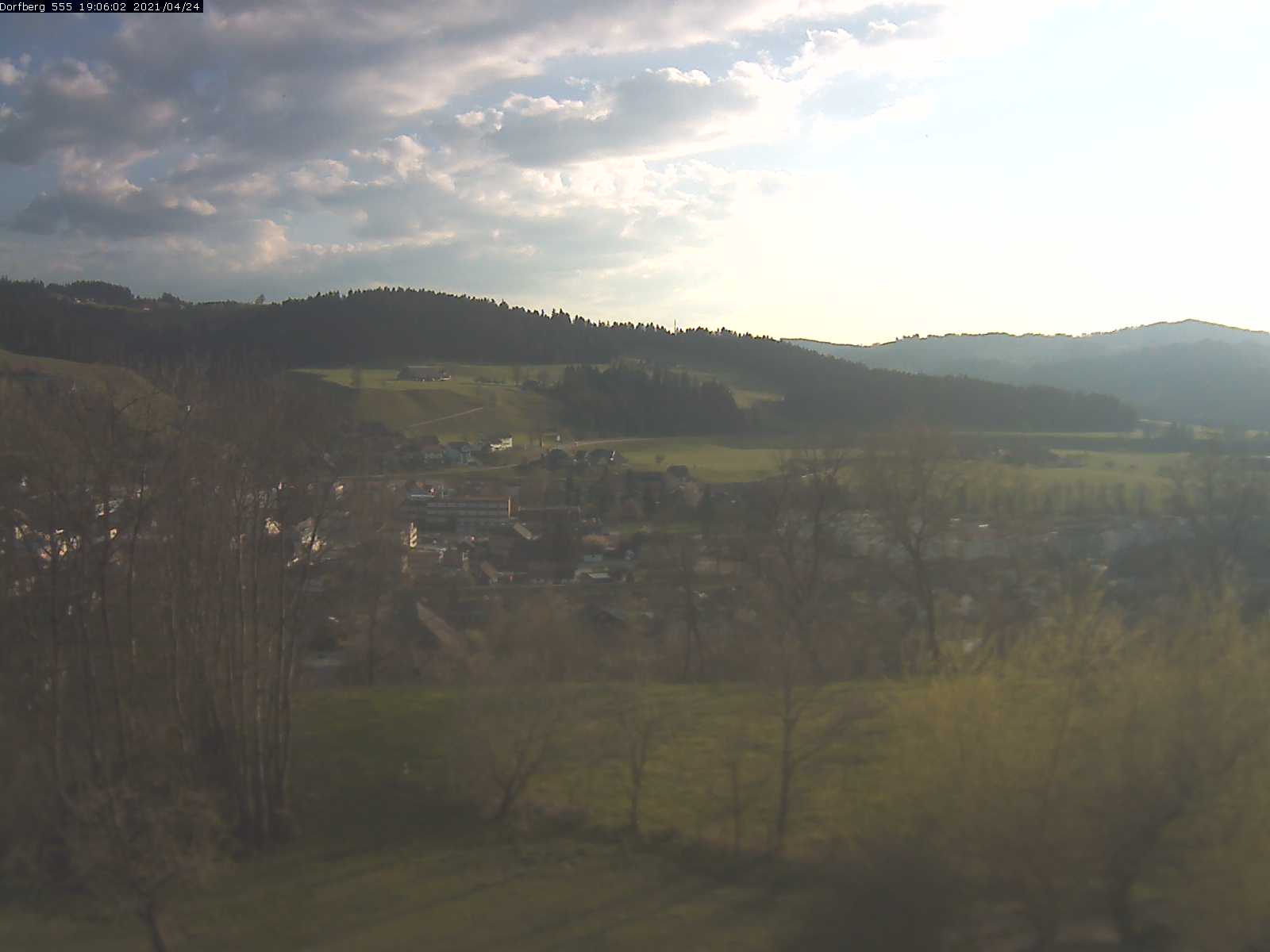 Webcam-Bild: Aussicht vom Dorfberg in Langnau 20210424-190601